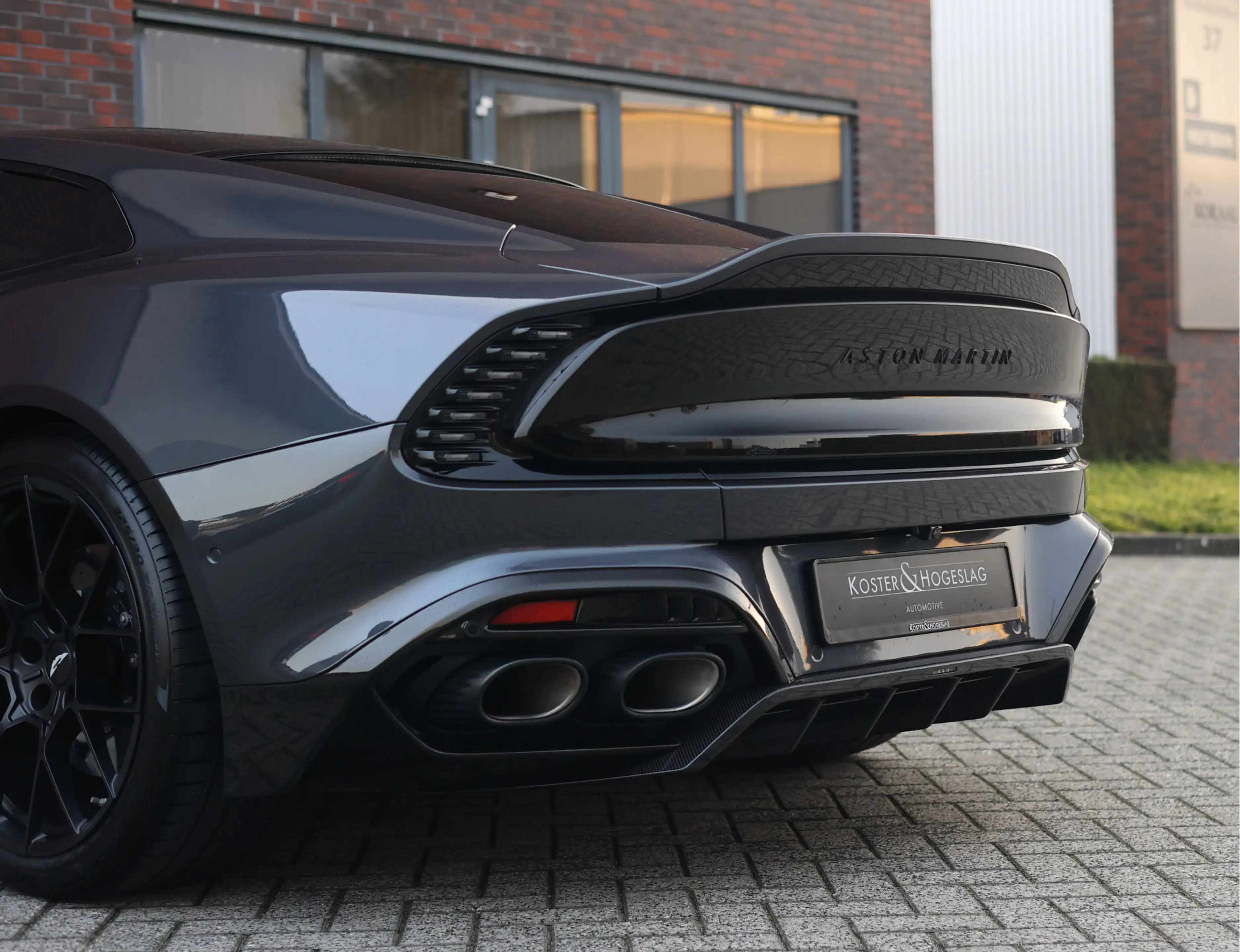 Aston Martin Vanquish 5.2 V12 Coupe | Q Epsilon Black - Nieuwstaat - B&W — photo 11