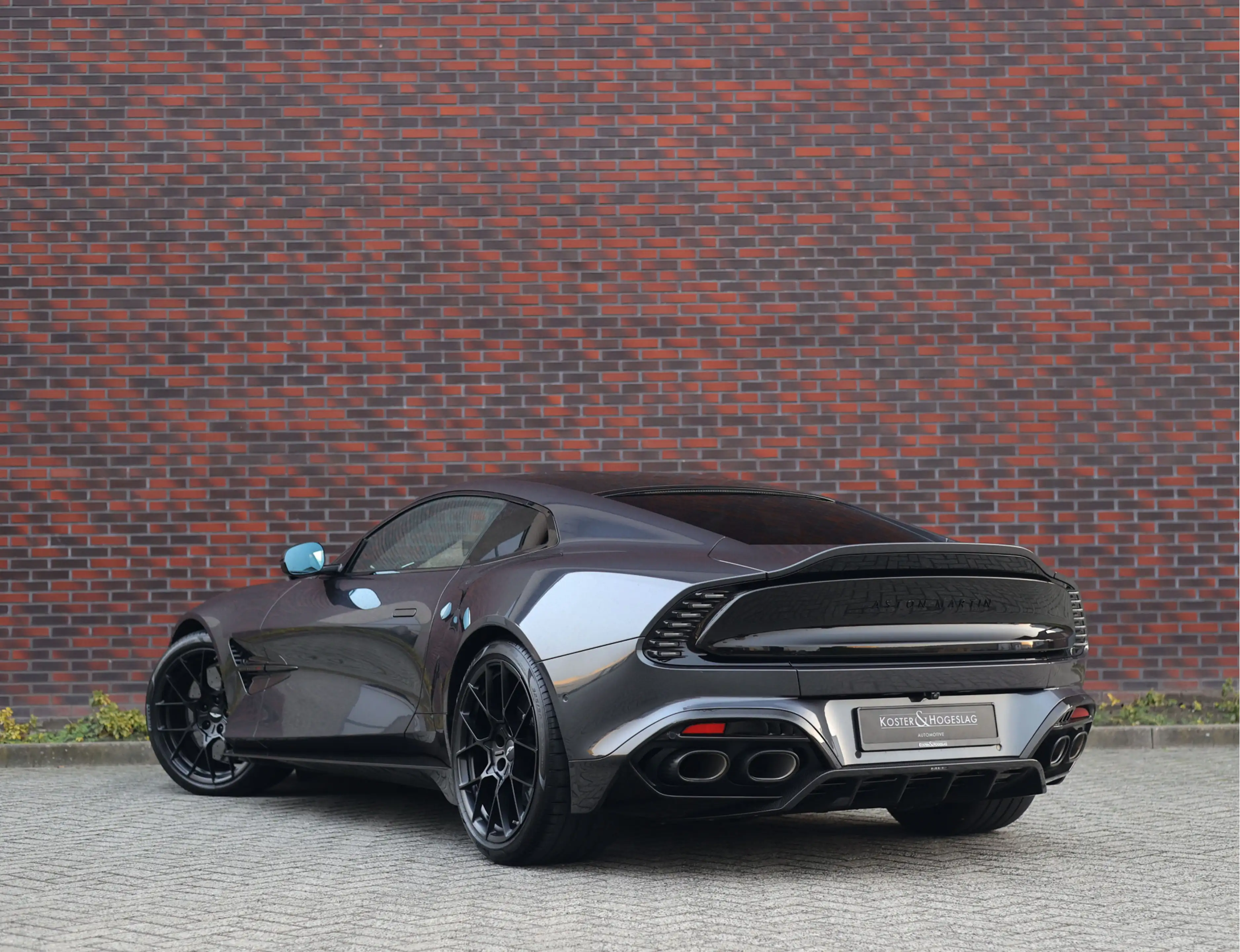 Aston Martin Vanquish 5.2 V12 Coupe | Q Epsilon Black - Nieuwstaat - B&W — photo 2