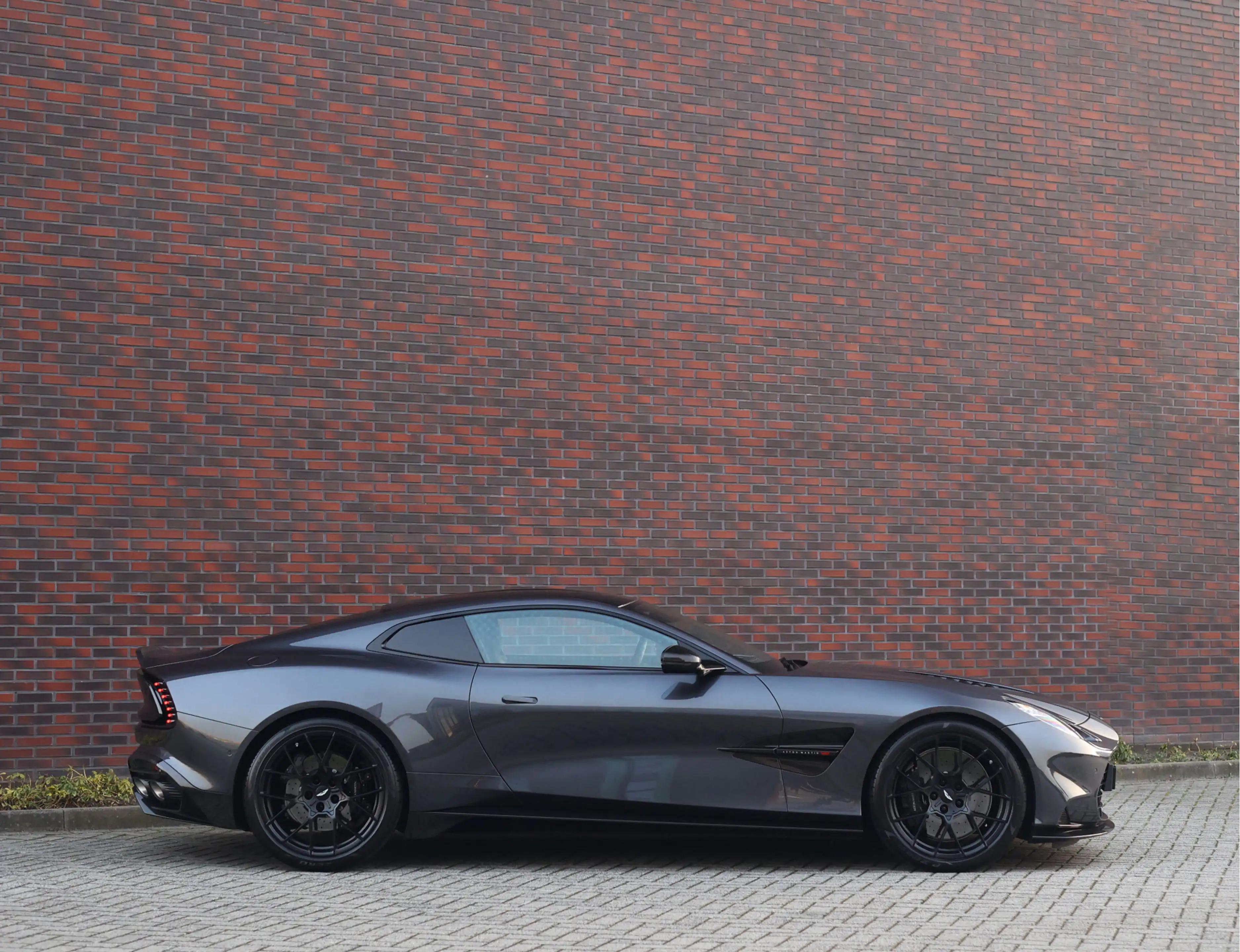 Aston Martin Vanquish 5.2 V12 Coupe | Q Epsilon Black - Nieuwstaat - B&W — photo 29