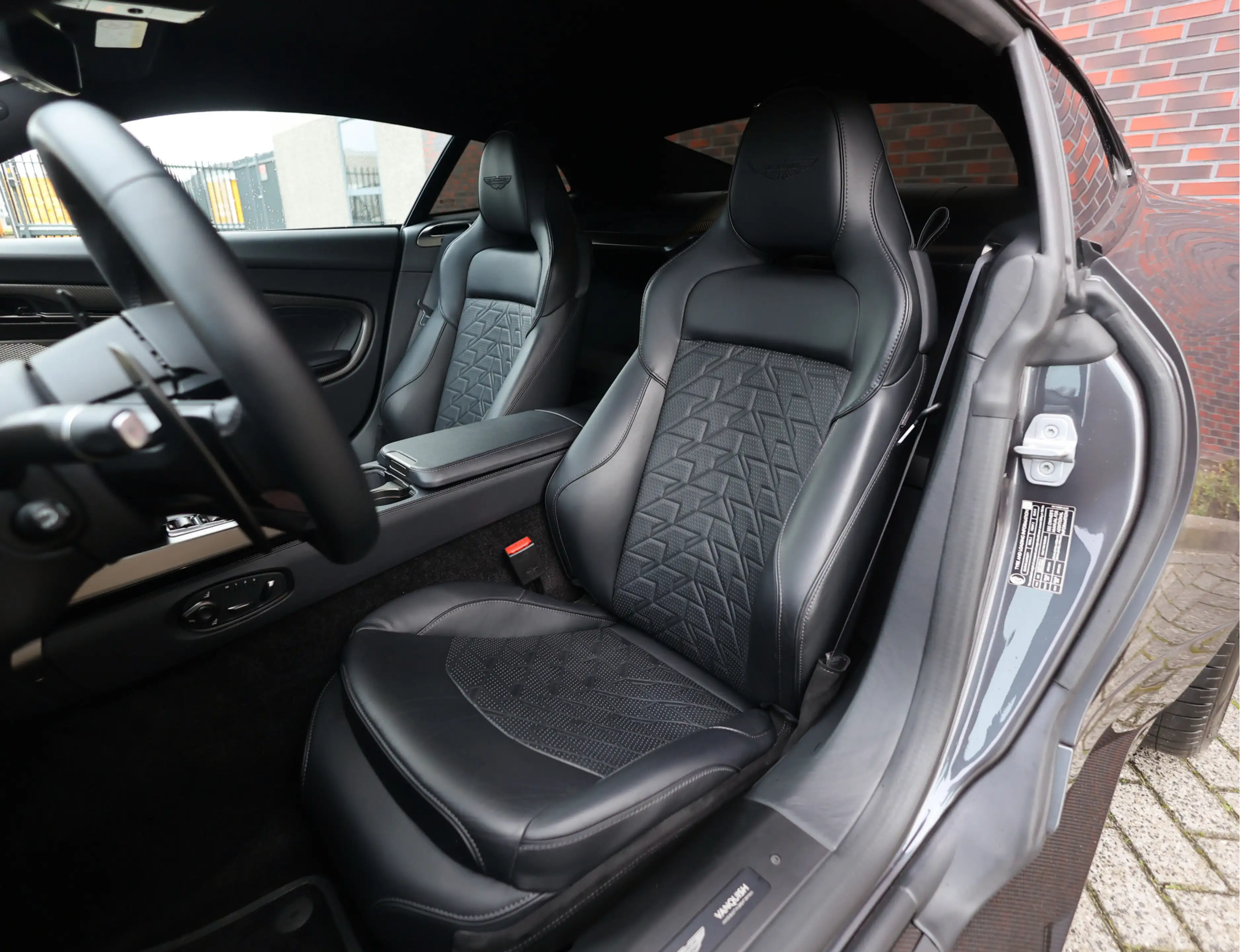 Aston Martin Vanquish 5.2 V12 Coupe | Q Epsilon Black - Nieuwstaat - B&W — photo 32
