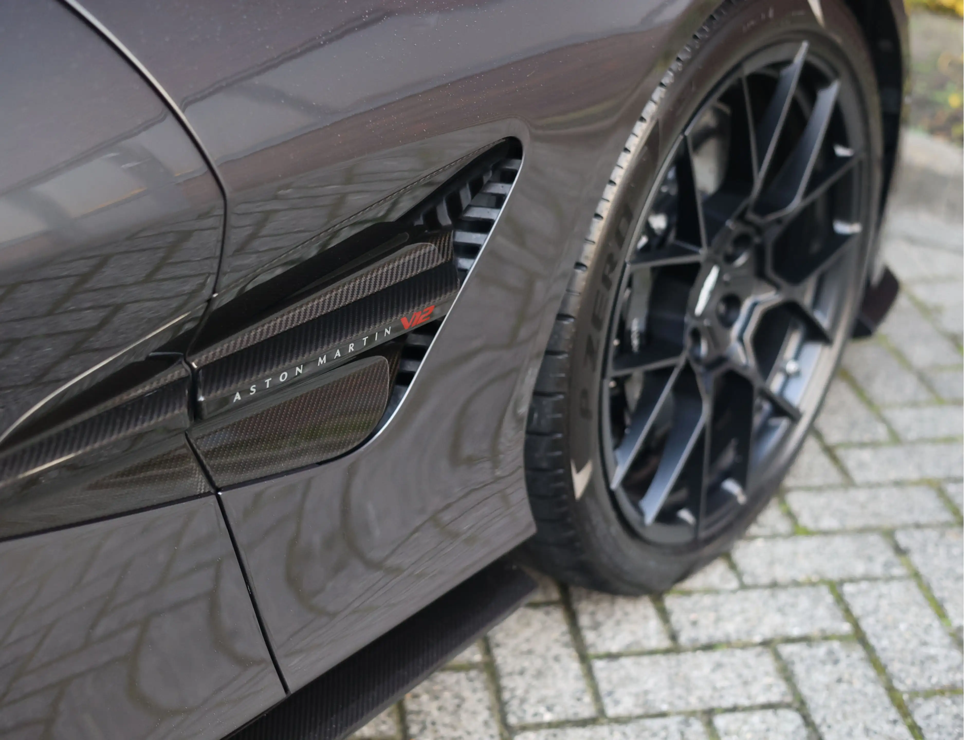 Aston Martin Vanquish 5.2 V12 Coupe | Q Epsilon Black - Nieuwstaat - B&W — photo 3