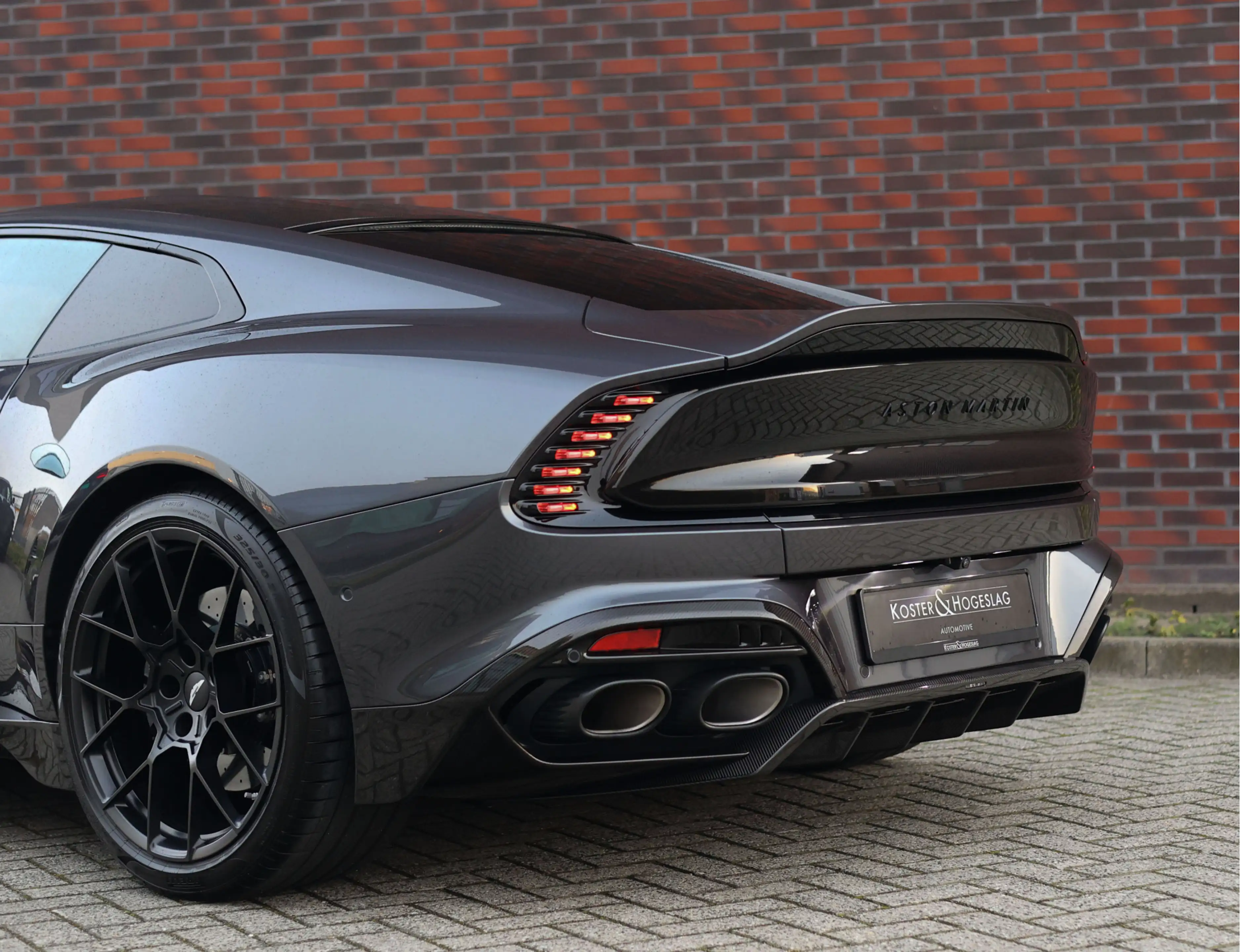 Aston Martin Vanquish 5.2 V12 Coupe | Q Epsilon Black - Nieuwstaat - B&W — photo 26