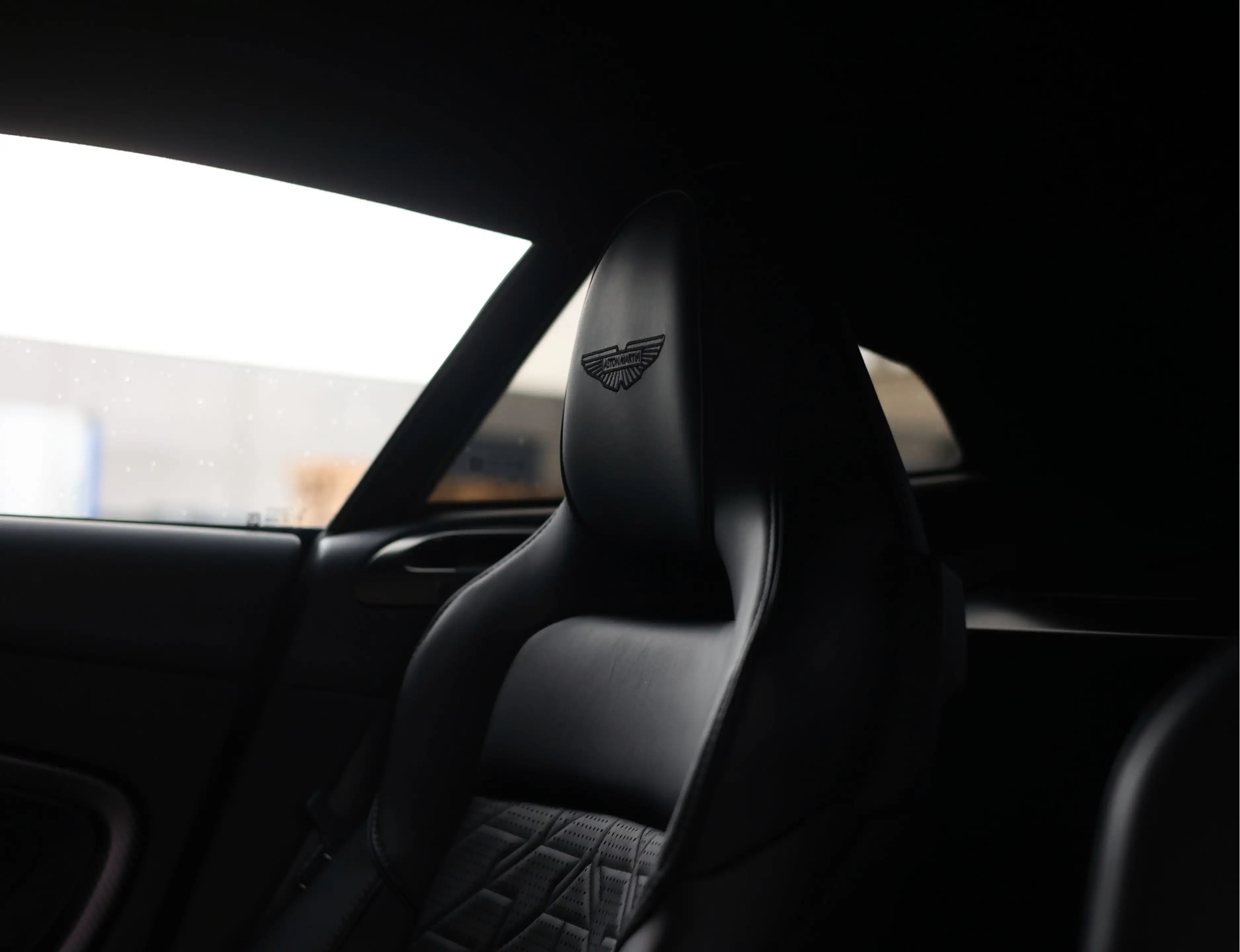 Aston Martin Vanquish 5.2 V12 Coupe | Q Epsilon Black - Nieuwstaat - B&W — photo 34