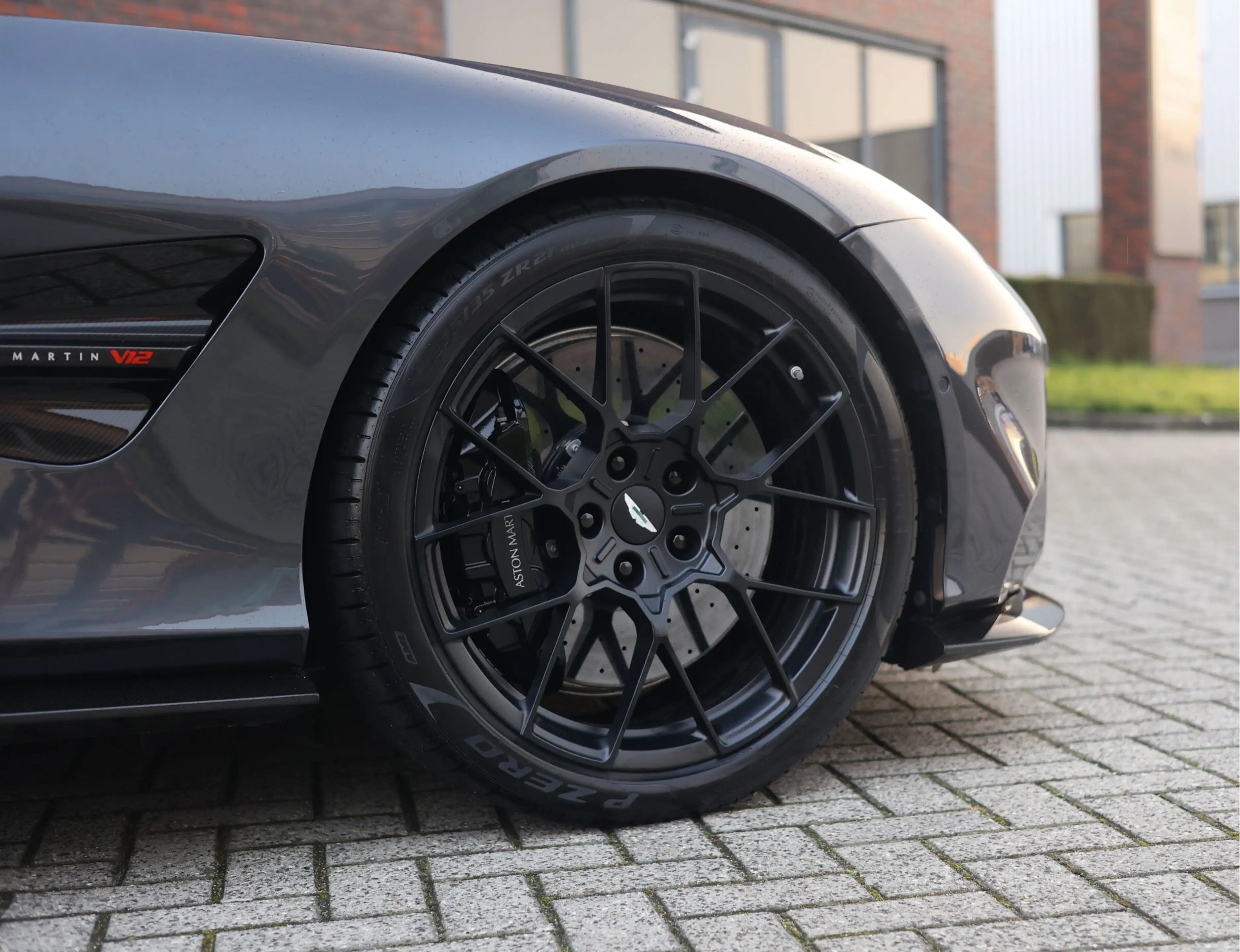 Aston Martin Vanquish 5.2 V12 Coupe | Q Epsilon Black - Nieuwstaat - B&W — photo 14