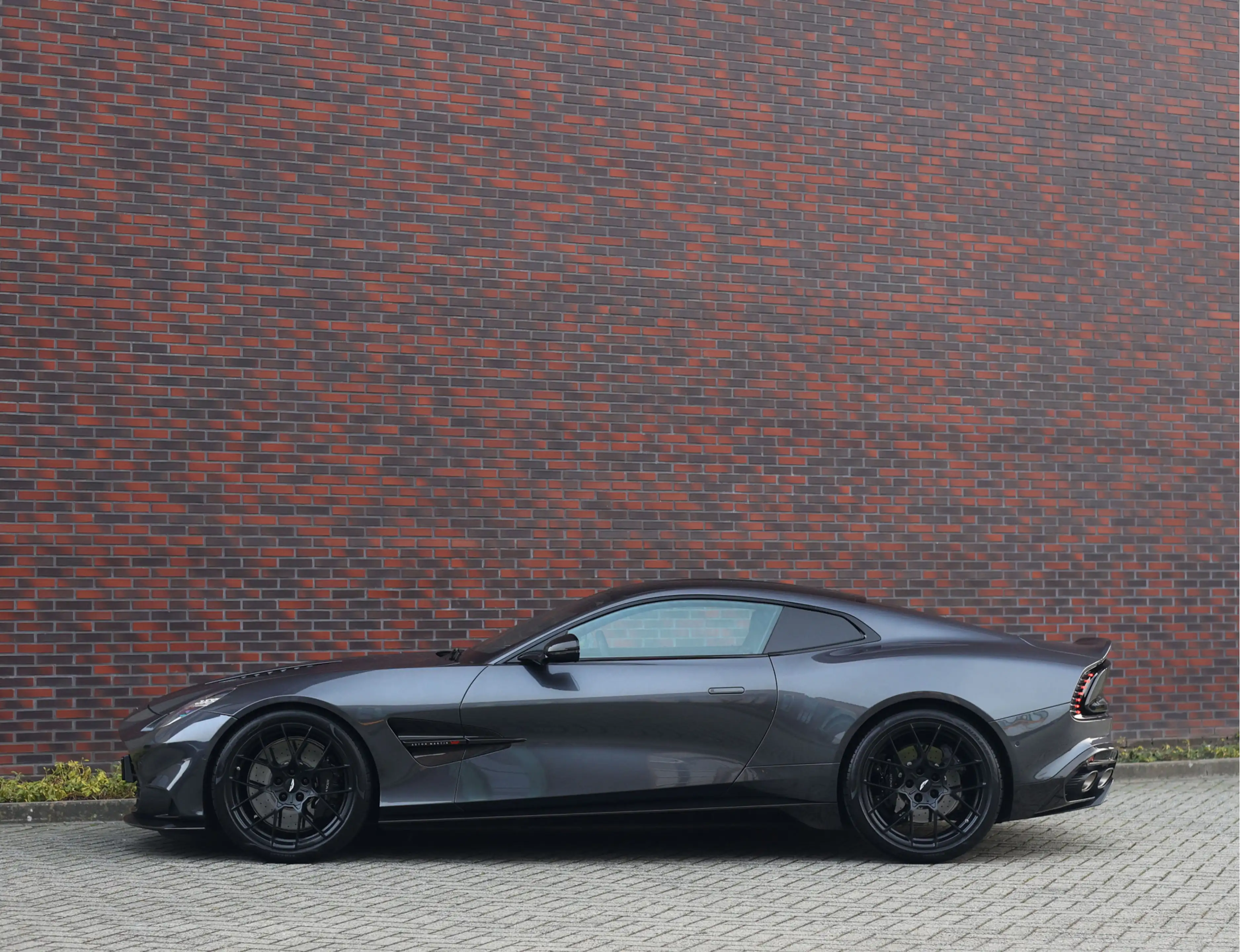 Aston Martin Vanquish 5.2 V12 Coupe | Q Epsilon Black - Nieuwstaat - B&W — photo 28