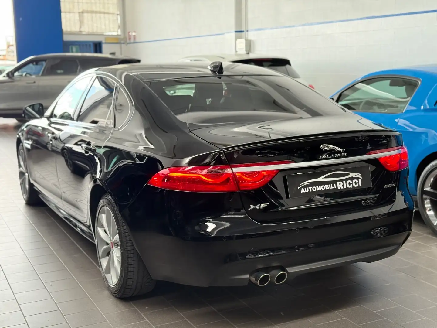 Jaguar XF 2.0 D 180 CV aut. R-Sport Fekete - 2