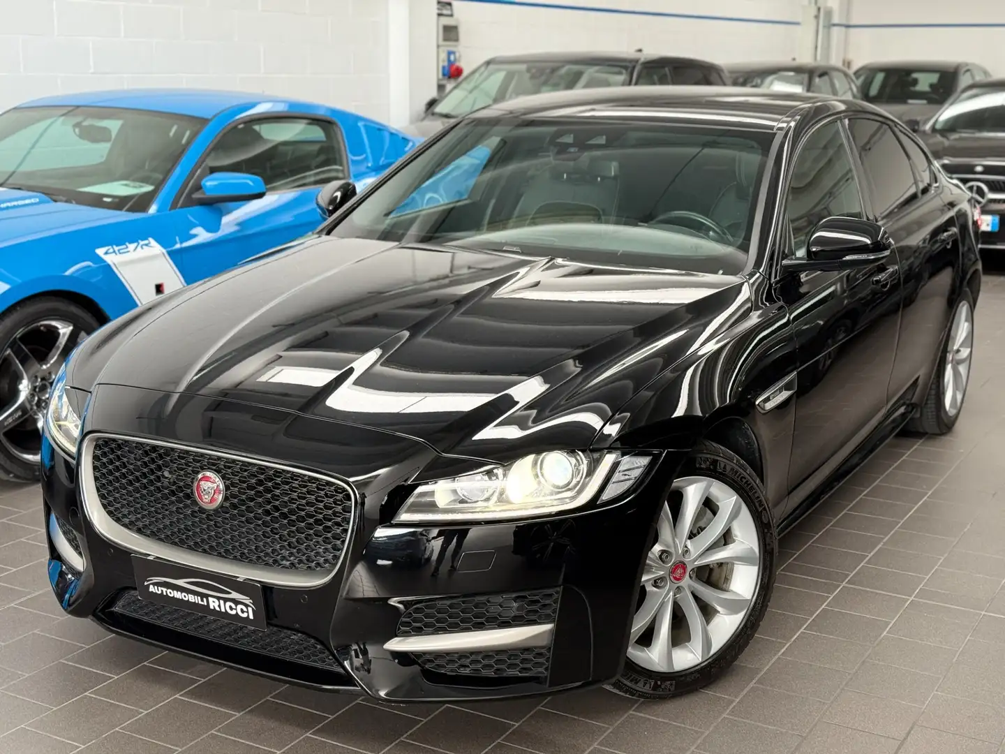 Jaguar XF 2.0 D 180 CV aut. R-Sport Fekete - 1
