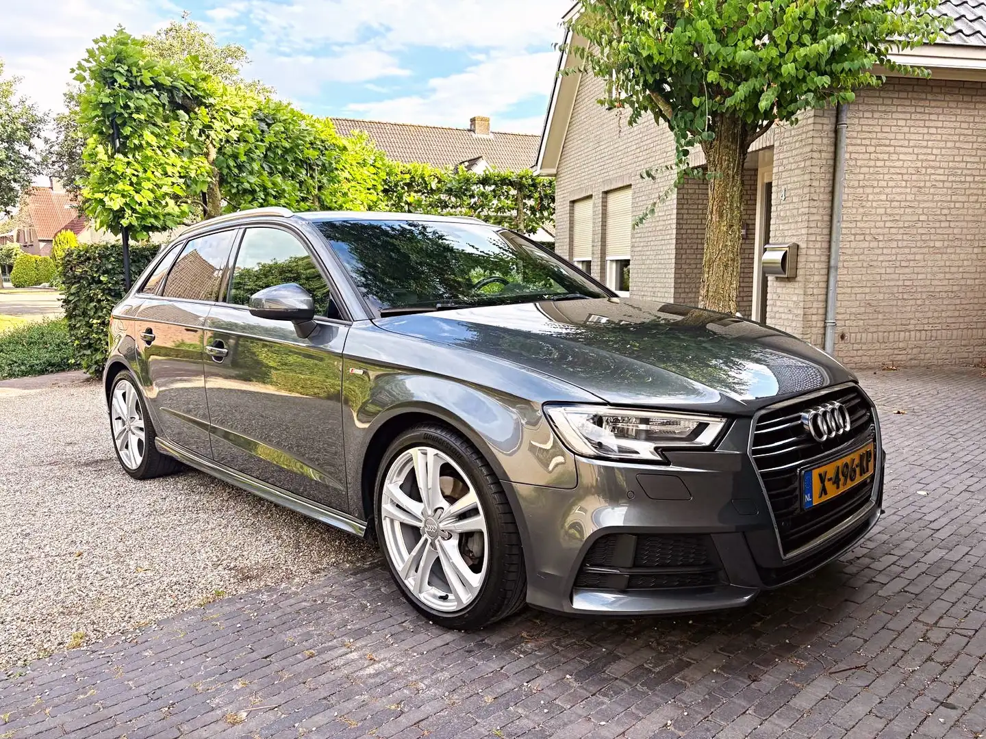 Audi A3 35 TFSI CoD De.PL.+ Grijs - 2