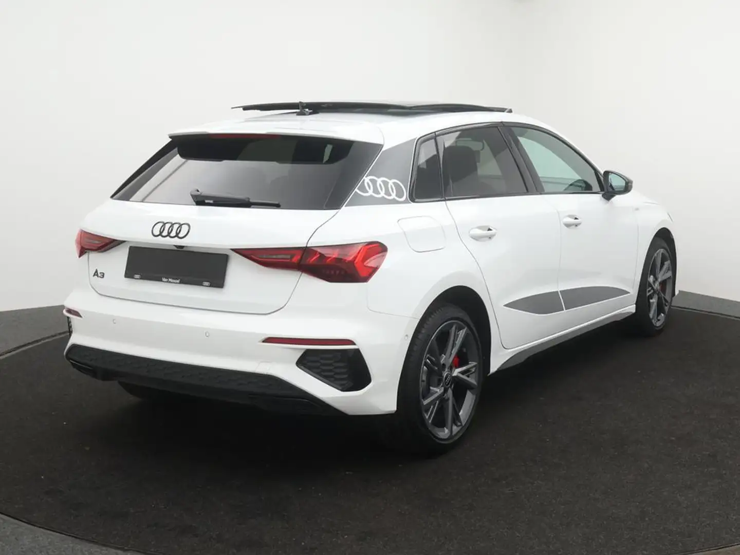 Audi A3 Sportback Sportback 45TFSIe PHEV Competition 245pk Grijs - 2