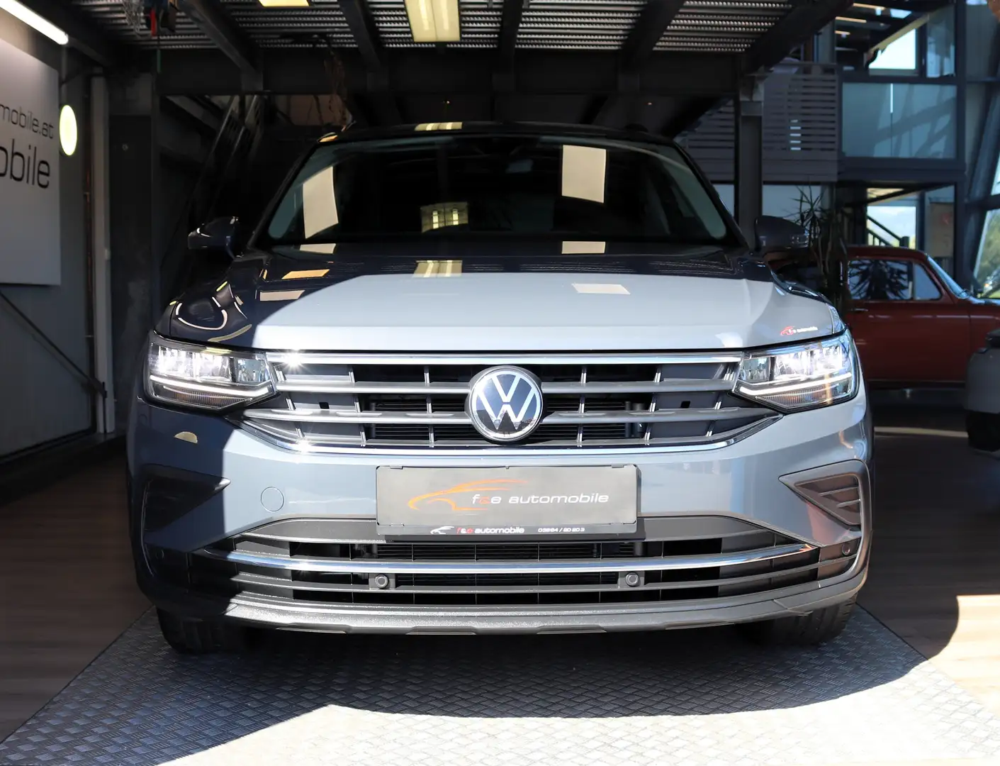 Volkswagen Tiguan 2,0 TDI Life 4Motion Grau - 2