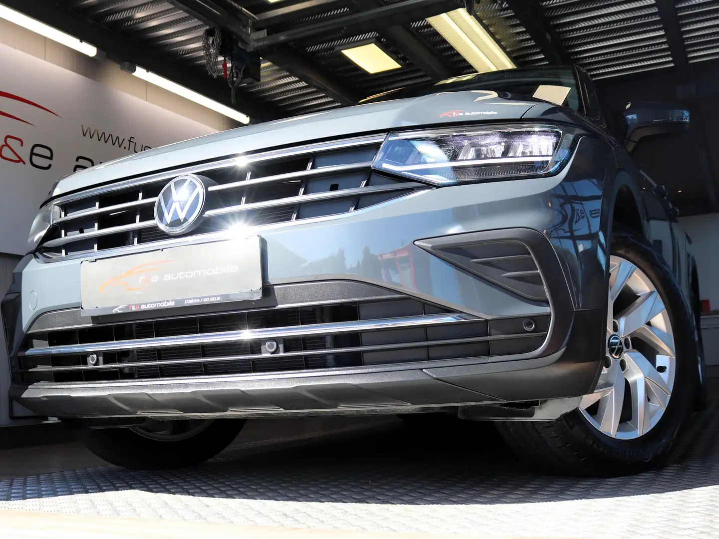 Volkswagen Tiguan 2,0 TDI Life 4Motion Grau - 1