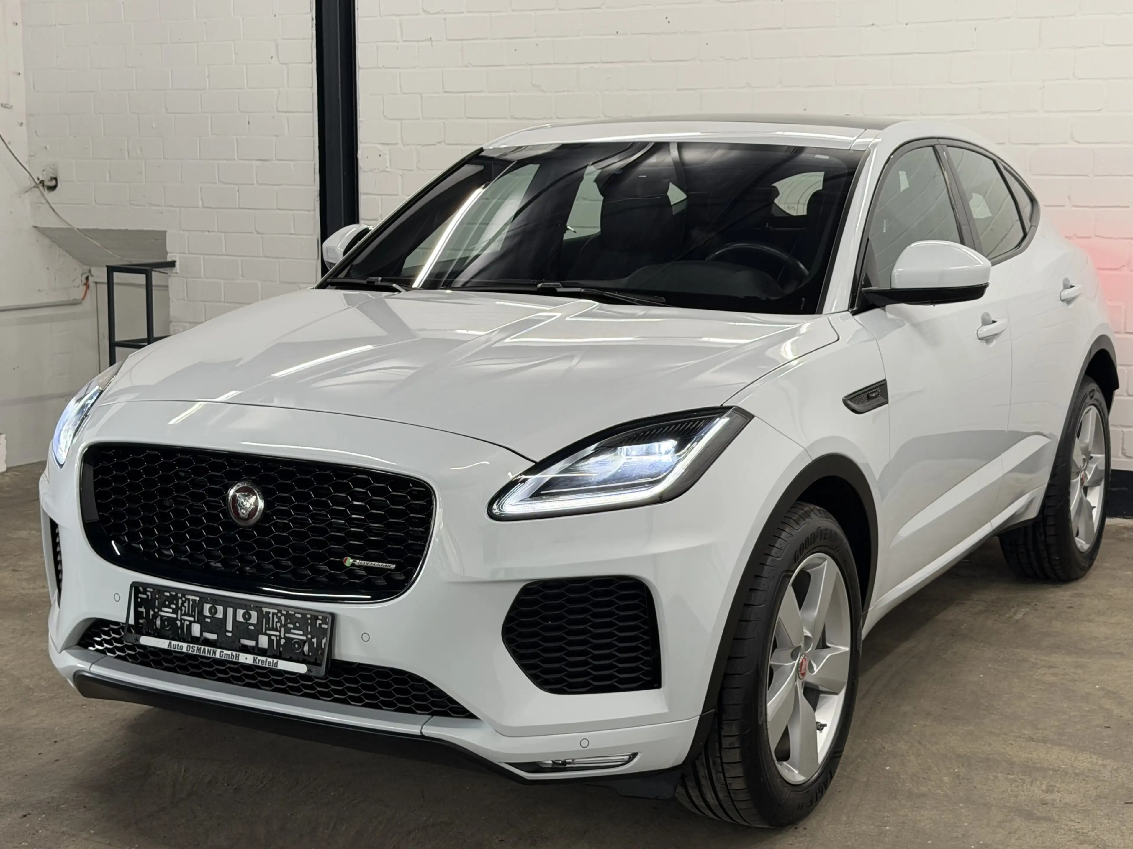 Jaguar E-Pace Chequered Flag AWD   TOTW.   RFK   AHK — photo 4