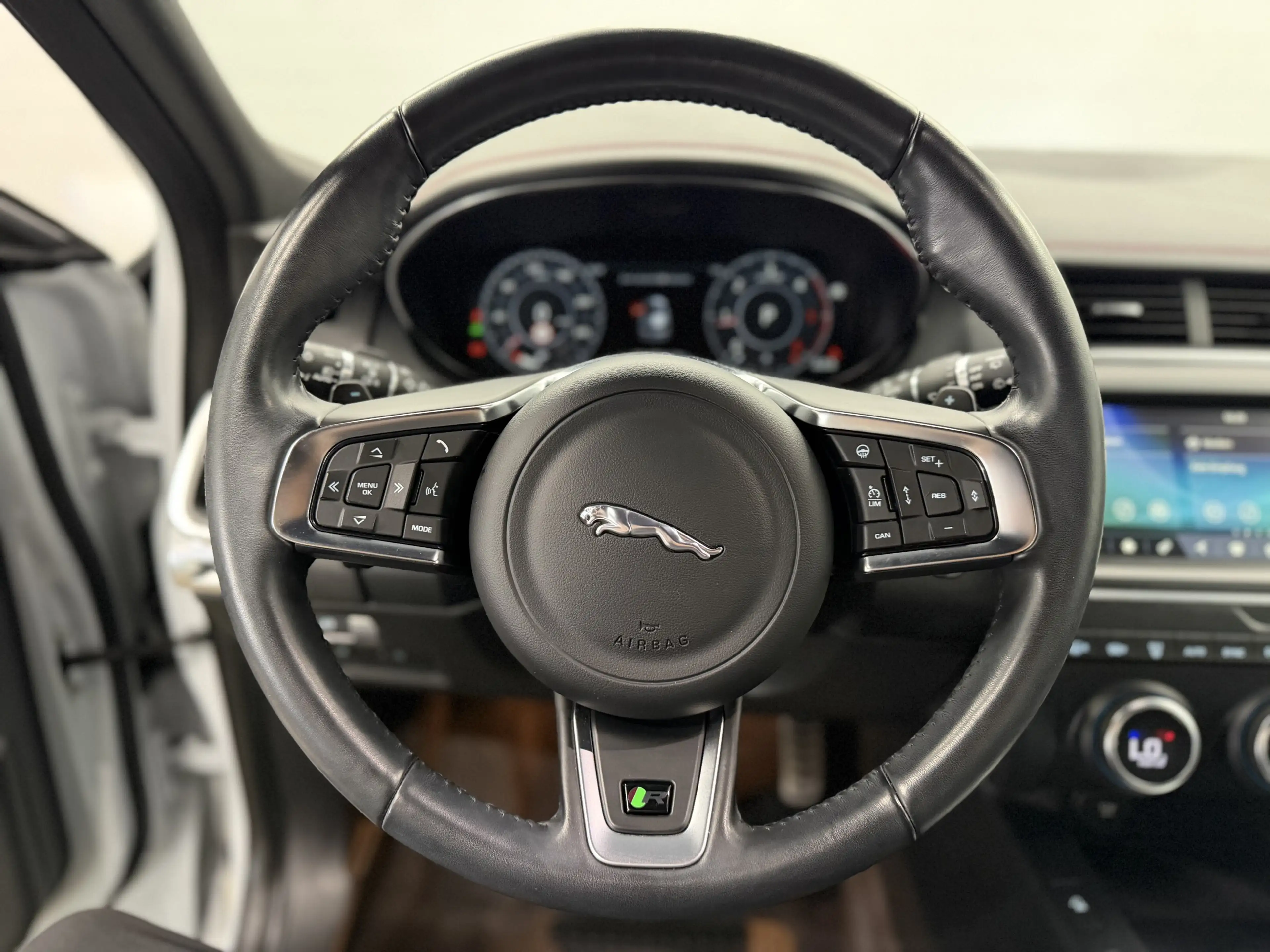 Jaguar E-Pace Chequered Flag AWD   TOTW.   RFK   AHK — photo 13