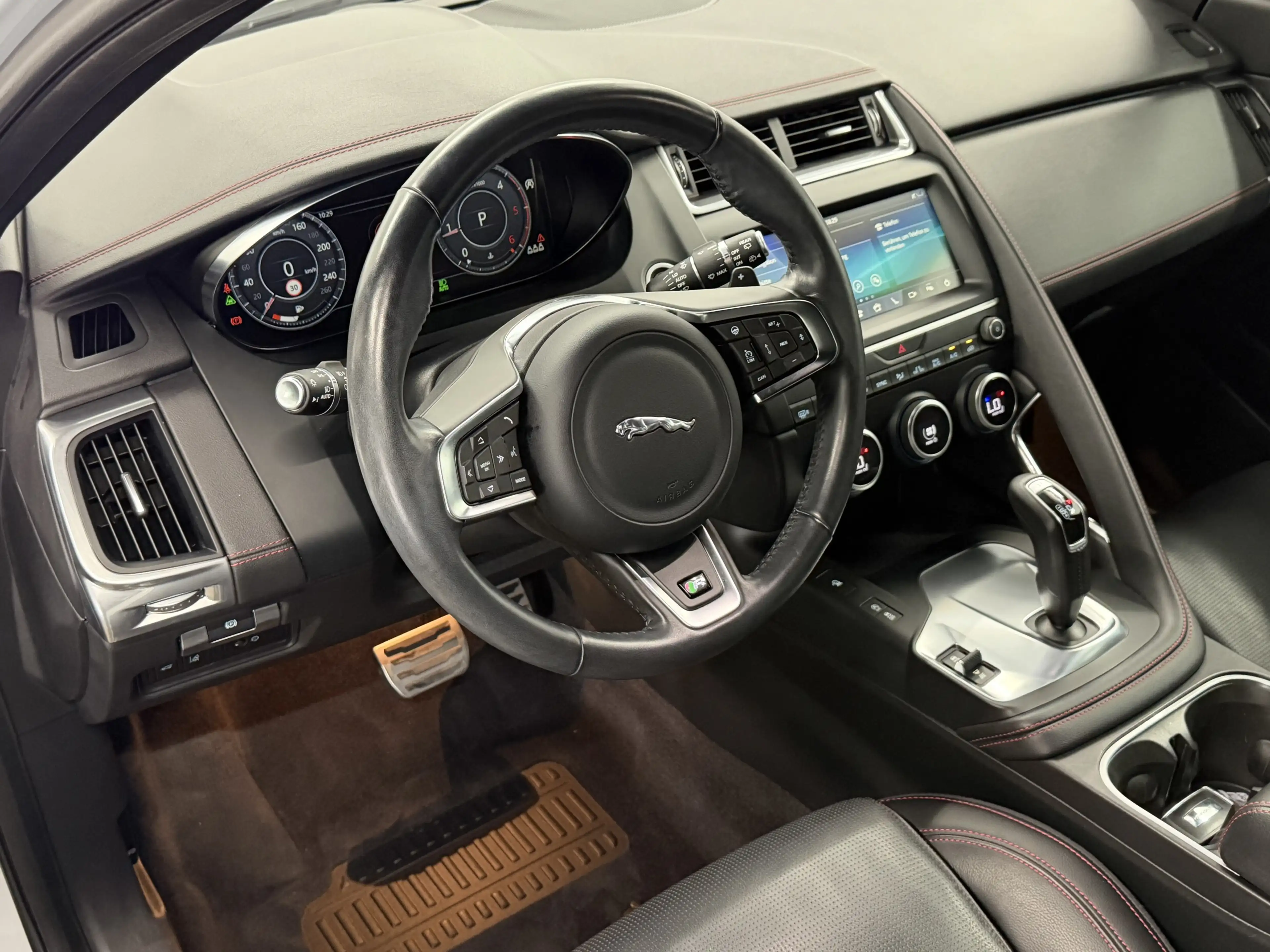 Jaguar E-Pace Chequered Flag AWD   TOTW.   RFK   AHK — photo 12