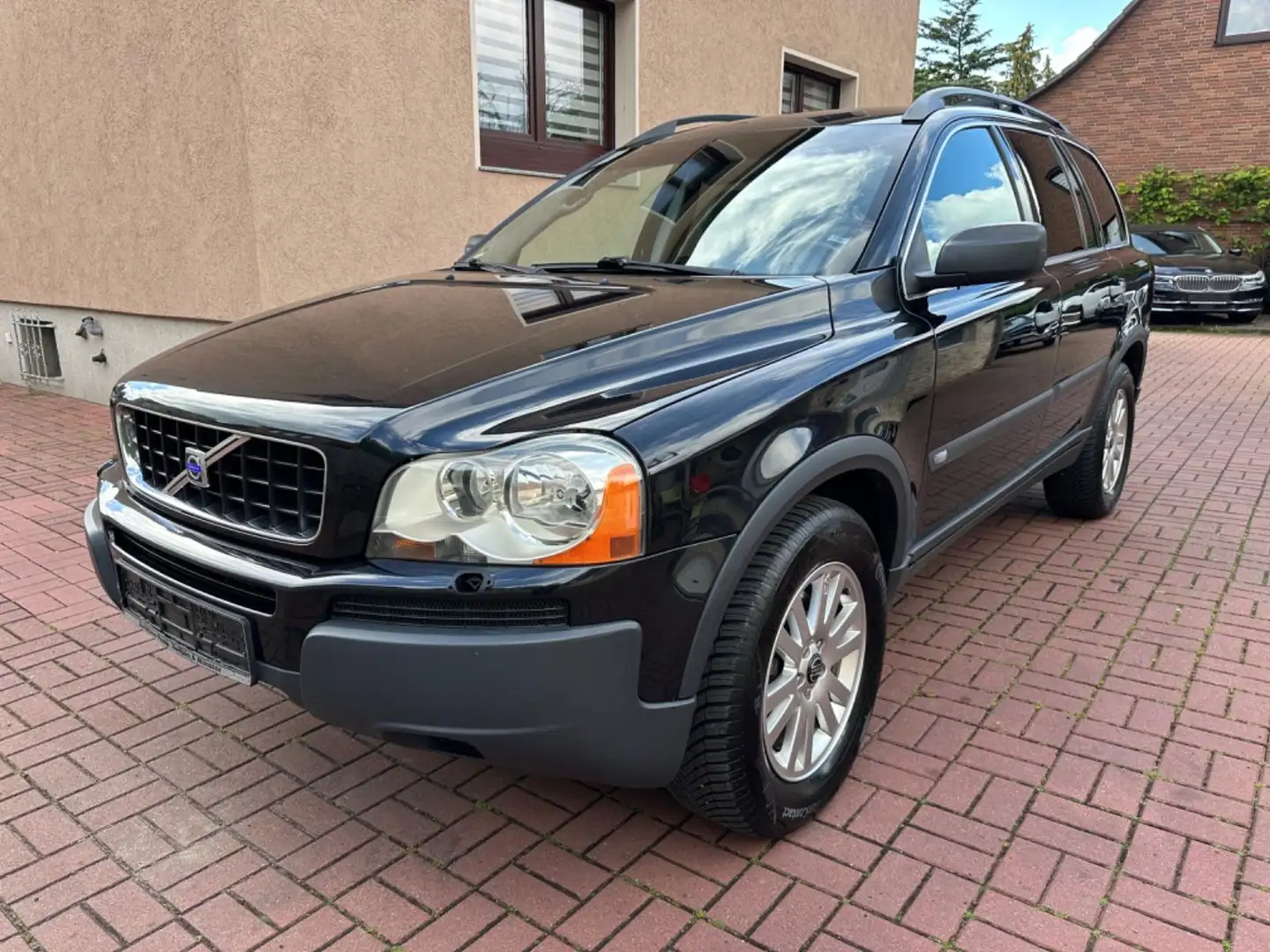 Volvo XC90 D5 Momentum AUTOMATIK+LEDER+KLIMAAUT Schwarz - 1