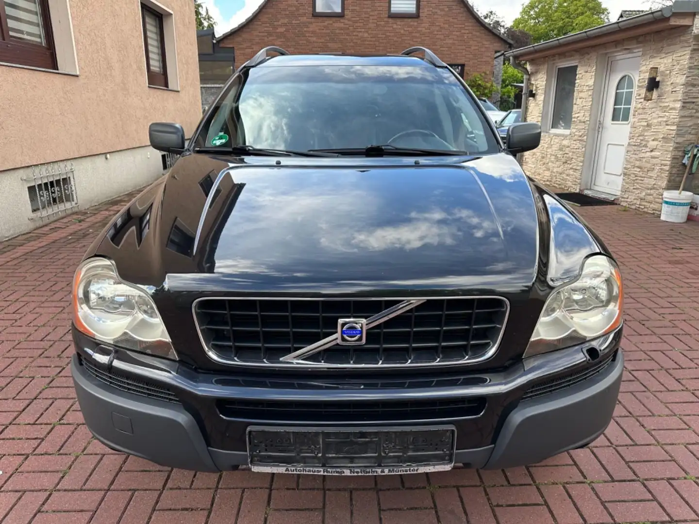 Volvo XC90 D5 Momentum AUTOMATIK+LEDER+KLIMAAUT Schwarz - 2
