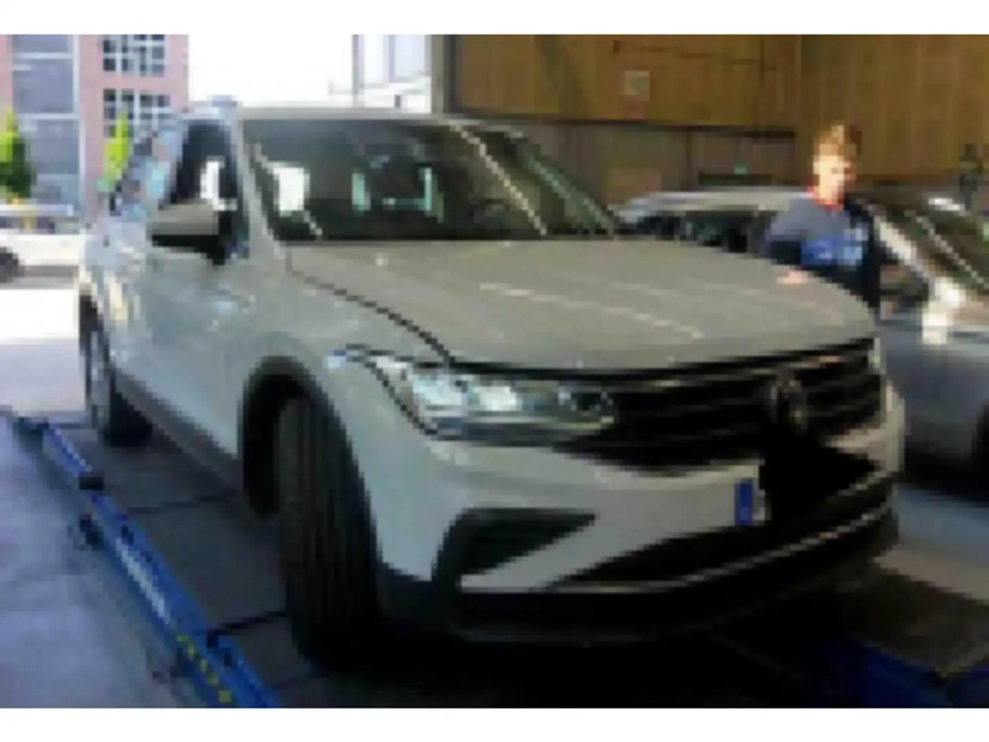 Volkswagen Tiguan 2.0 TSI DSG 4-Motion Life Navi LED DAB+ F Weiß - 2