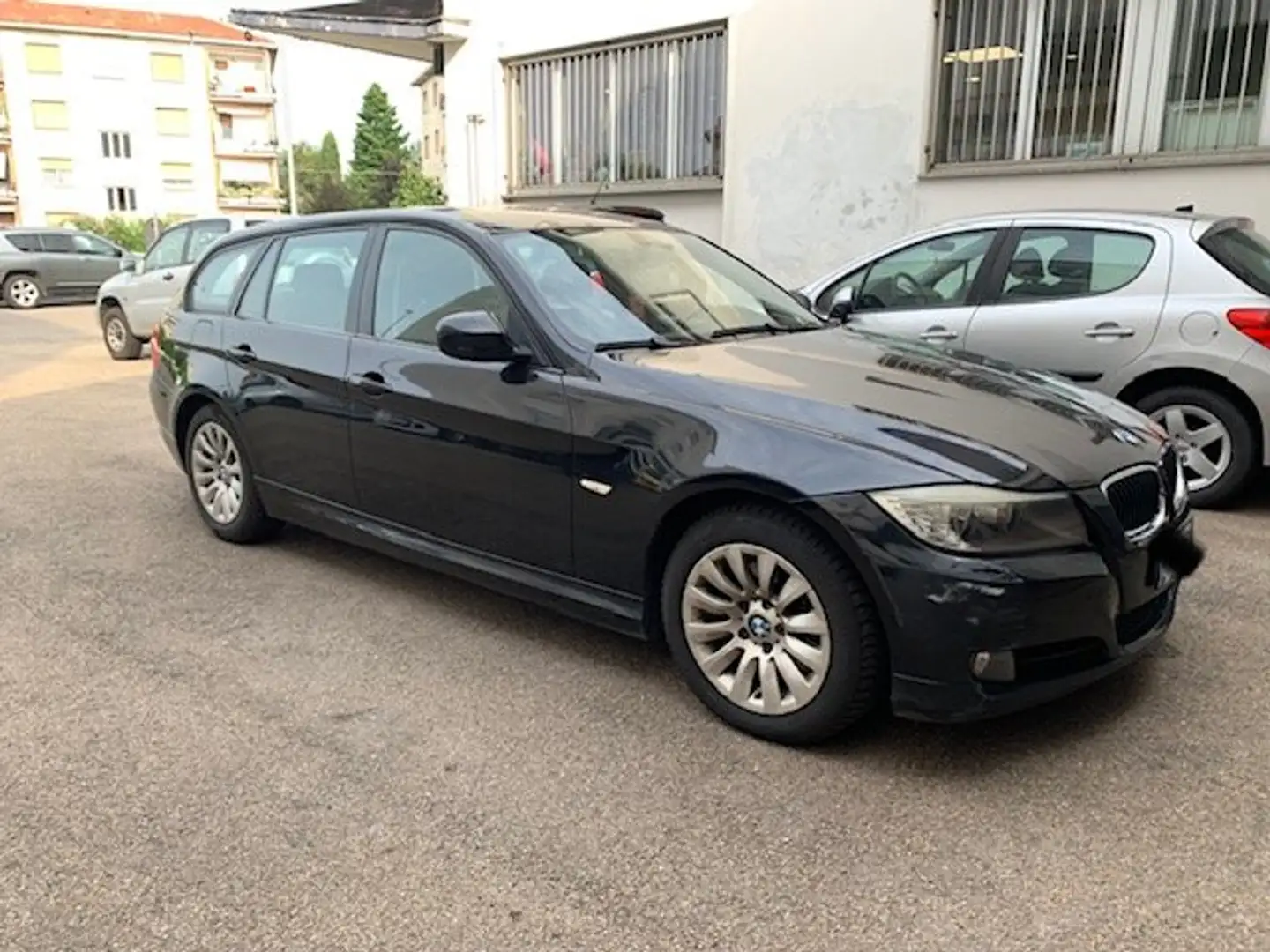 BMW 318 BMW 318d Touring Attiva 2.0 143cv AUTOMATICA Negro - 2