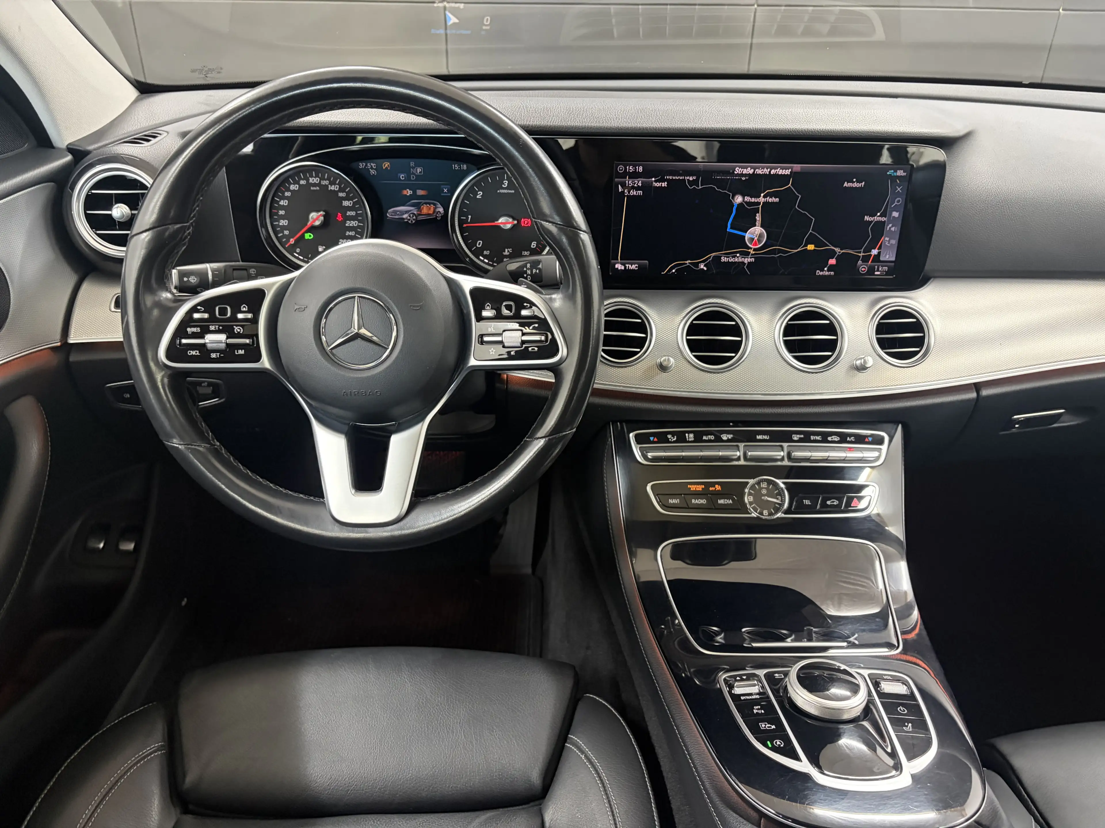 Mercedes-Benz E 400 d 4M+Pano+HUD+LED+Kamera+Leder+Ambiente — photo 12
