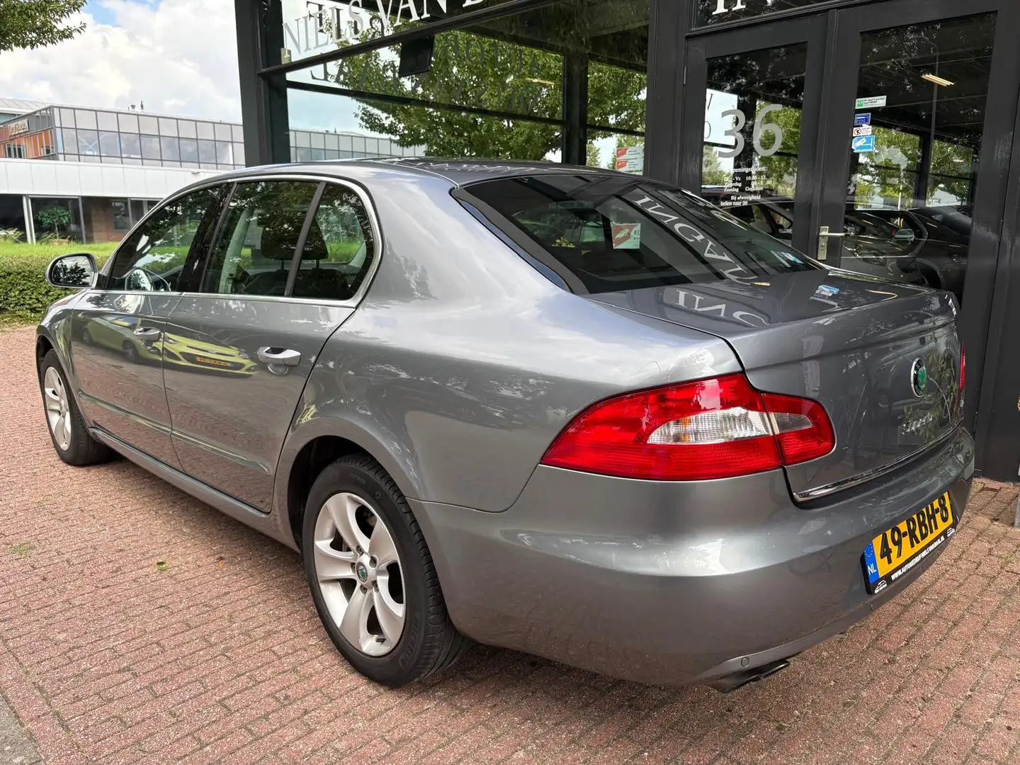 Skoda Superb 1.8 TSI Ambition Clima/Cruise/PDC/Trekhaak/NAP Gris - 2