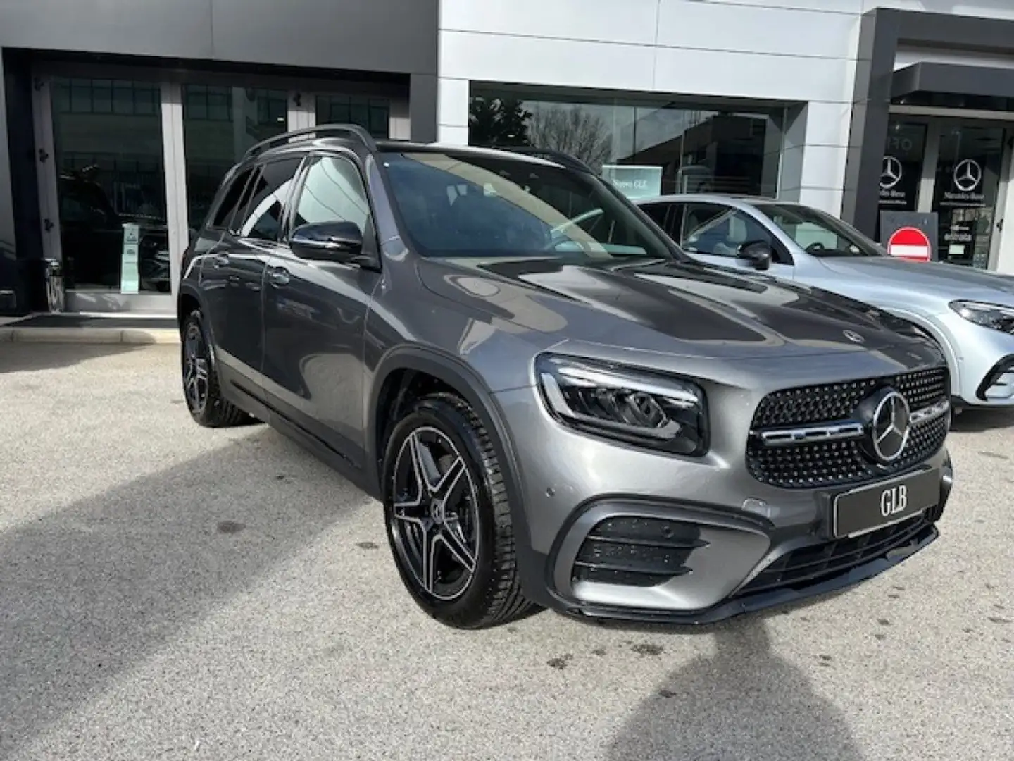 Mercedes-Benz GLB 200 d Automatic AMG Line Premium Grau - 1