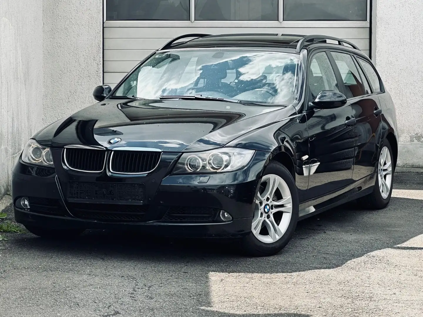 BMW 320 i*XENON*NAVI*PANORAMA*SHZ*PDC*TÜV 09.2027 Schwarz - 1