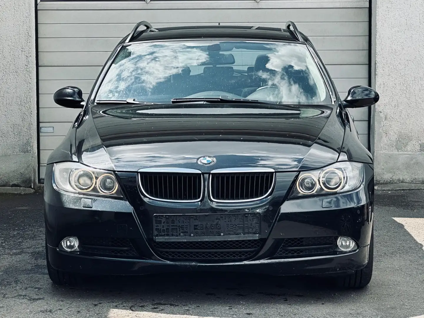 BMW 320 i*XENON*NAVI*PANORAMA*SHZ*PDC*TÜV 09.2027 Schwarz - 2