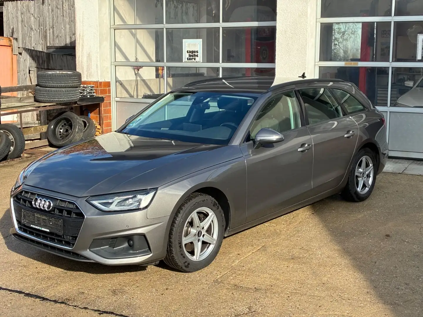 Audi A4 30TDI S tronic Avant 1.HAND+NAVI+LED+BUSINESS Grau - 1