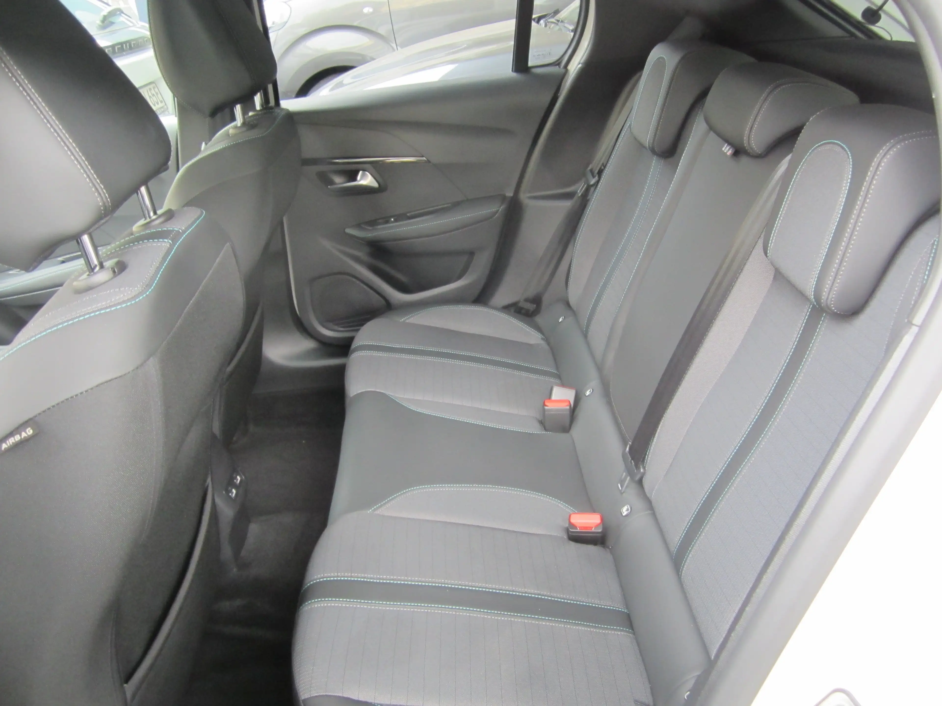 Peugeot e-208 Allure Pack Elektromotor 136 — photo 4