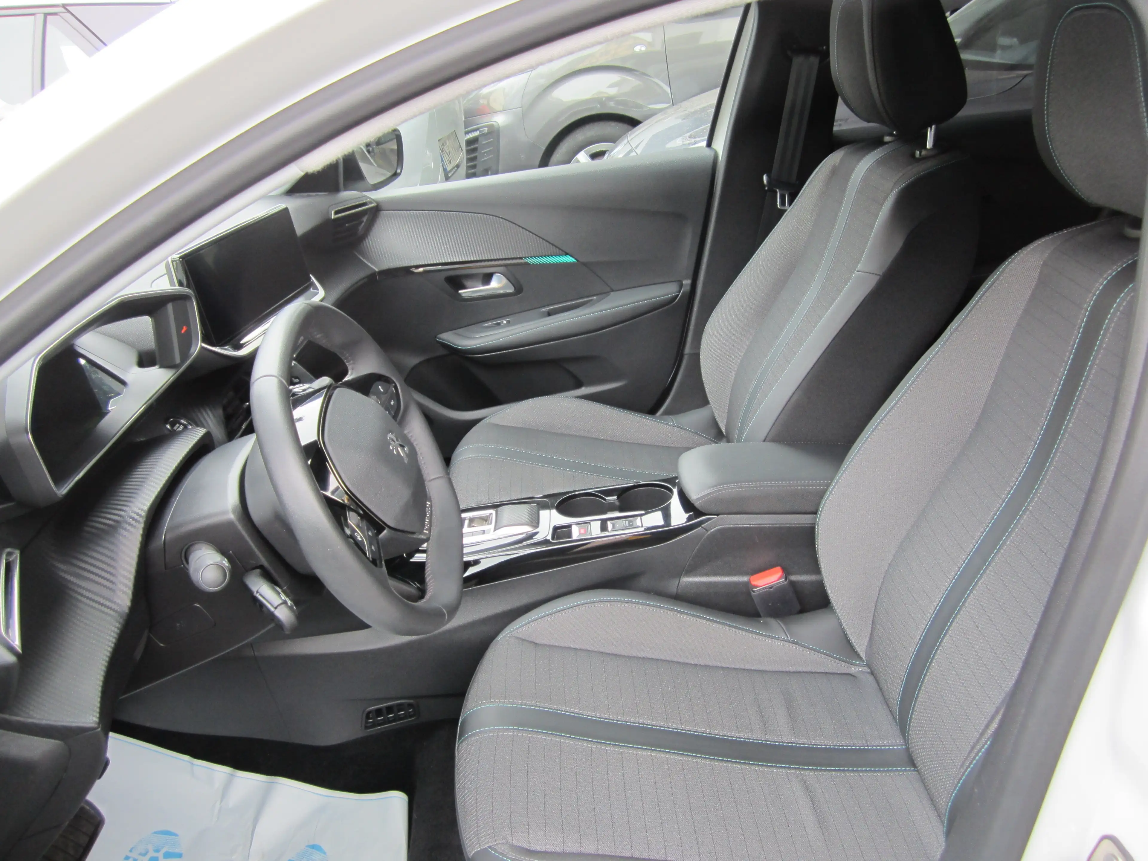 Peugeot e-208 Allure Pack Elektromotor 136 — photo 3