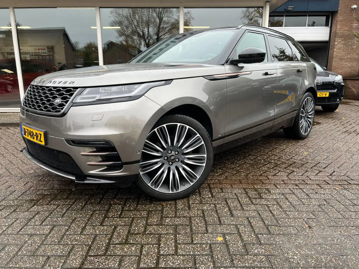 Land Rover Range Rover Velar 3.0 V6 SC AWD R-Dynamic HSE Grijs - 2