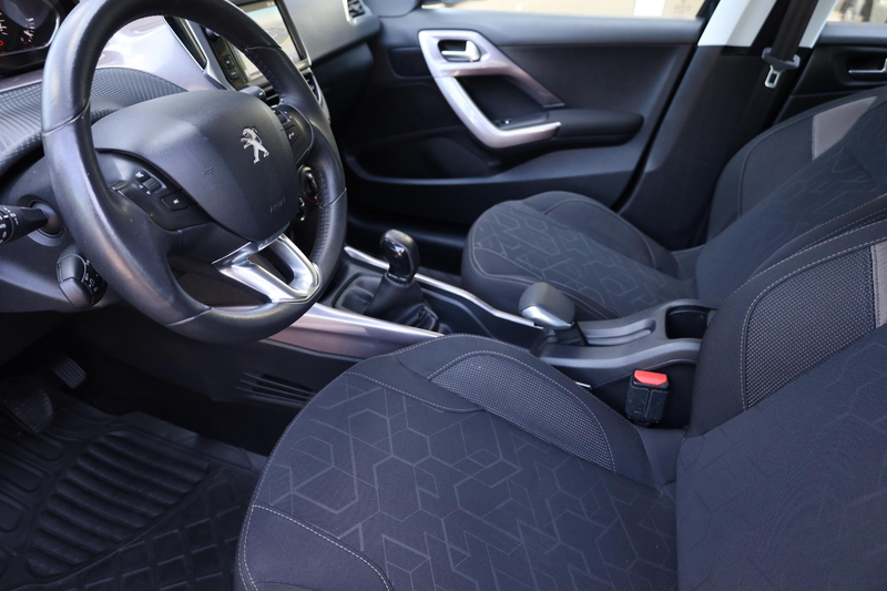 Peugeot 2008 1.2 PureTech Allure Pack Premium Plus NAVI CRUISE — photo 6