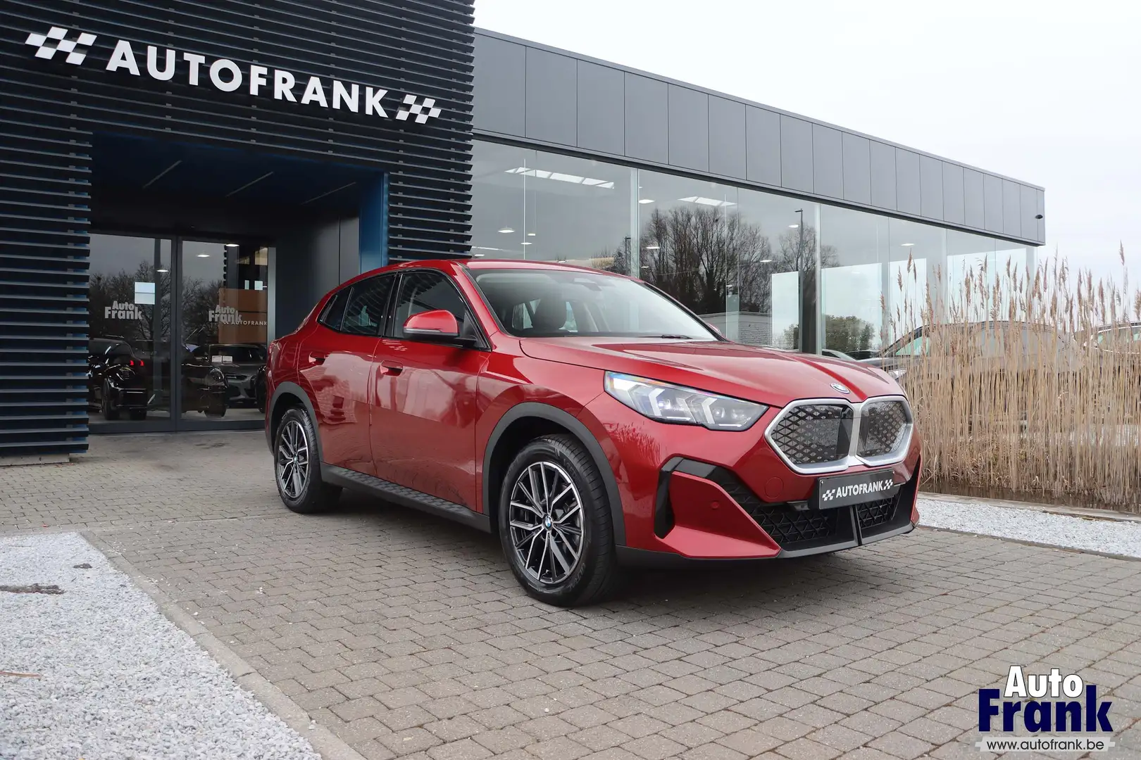 BMW iX2 EDRIVE20 / TREKHAAK / 18" / CAMERA / 1STE EIGENAAR Rojo - 1