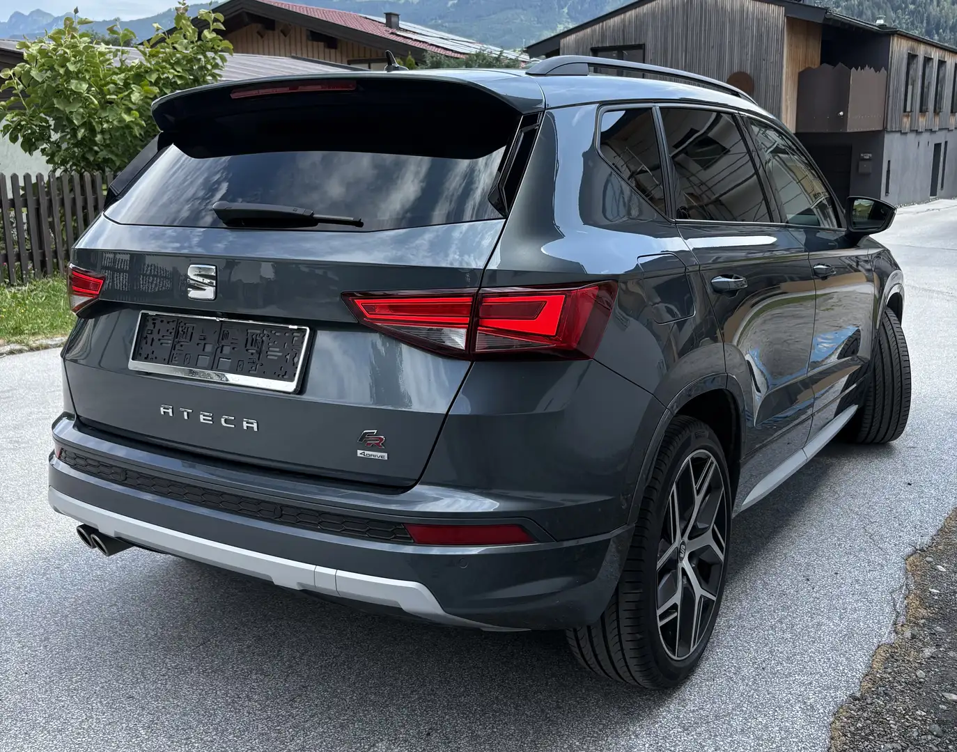 SEAT Ateca 2,0 FR 4WD TSI DSG mit Panoramadach Grau - 1