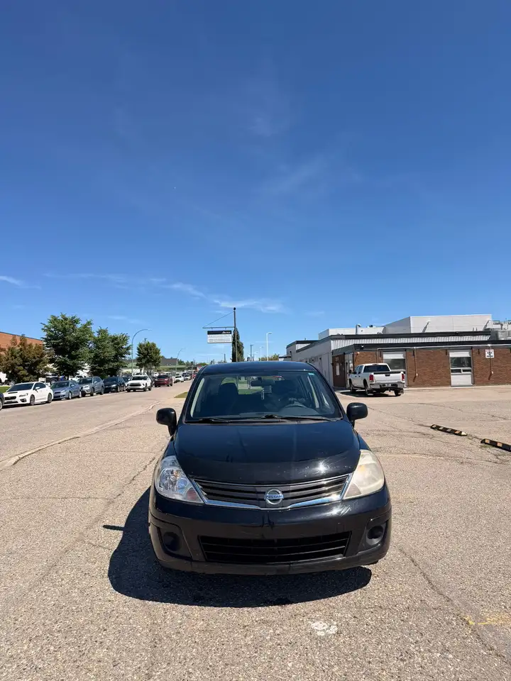 Nissan Versa снимка Nissan Versa