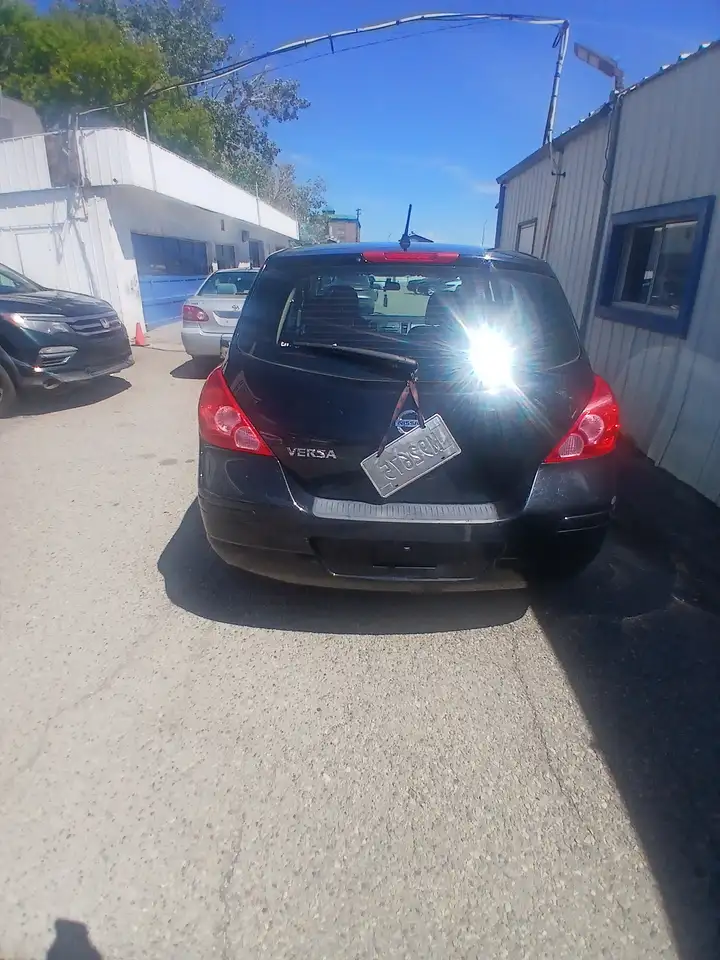 Nissan Versa снимка Nissan Versa