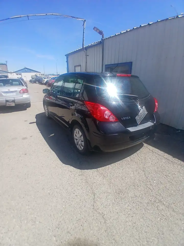 Nissan Versa снимка Nissan Versa