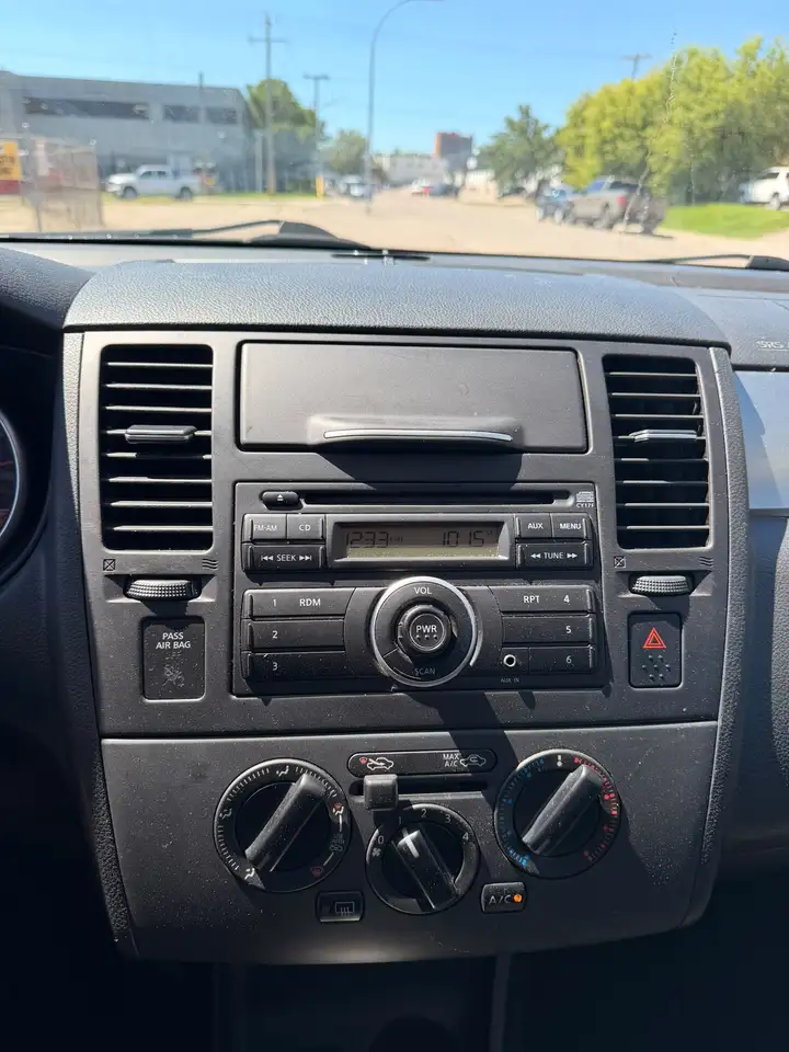 Nissan Versa снимка Nissan Versa
