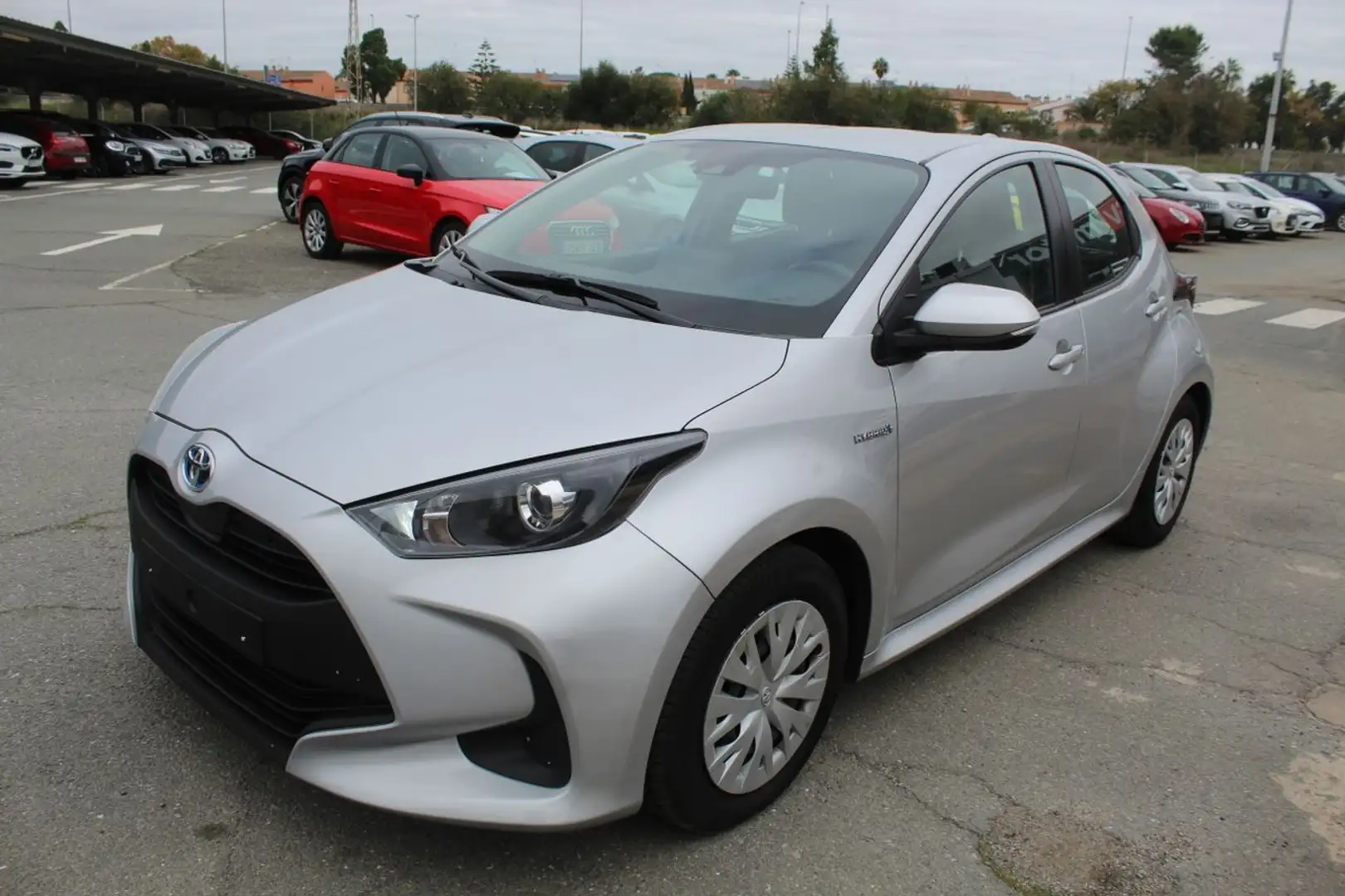 Toyota Yaris 1.5 120H Business Plus Plateado - 2
