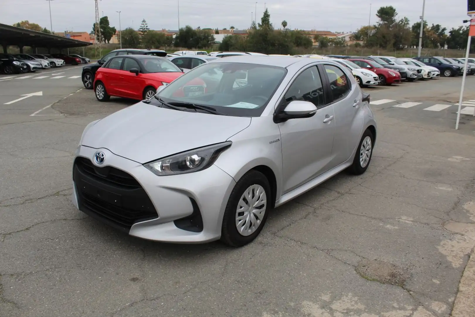 Toyota Yaris 1.5 120H Business Plus Plateado - 1