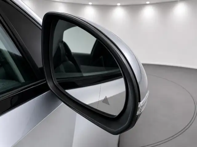 Mercedes-Benz C-Class view 11
