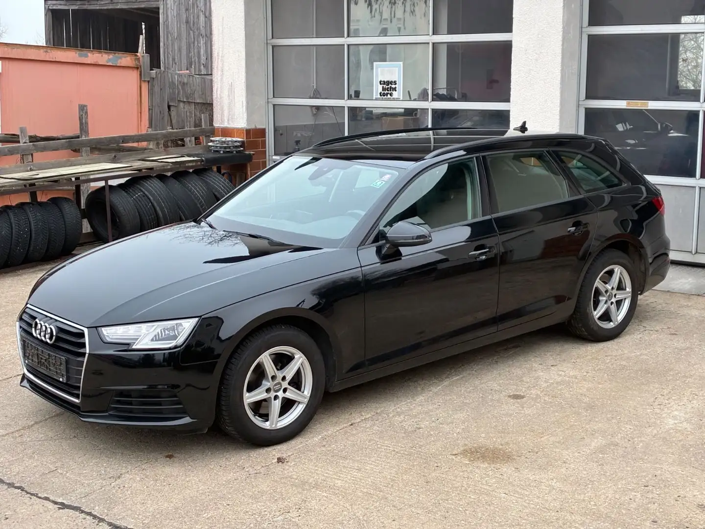 Audi A4 Avant 30 TDI 1.HAND+KAMERA+NAVI+XENON Schwarz - 1