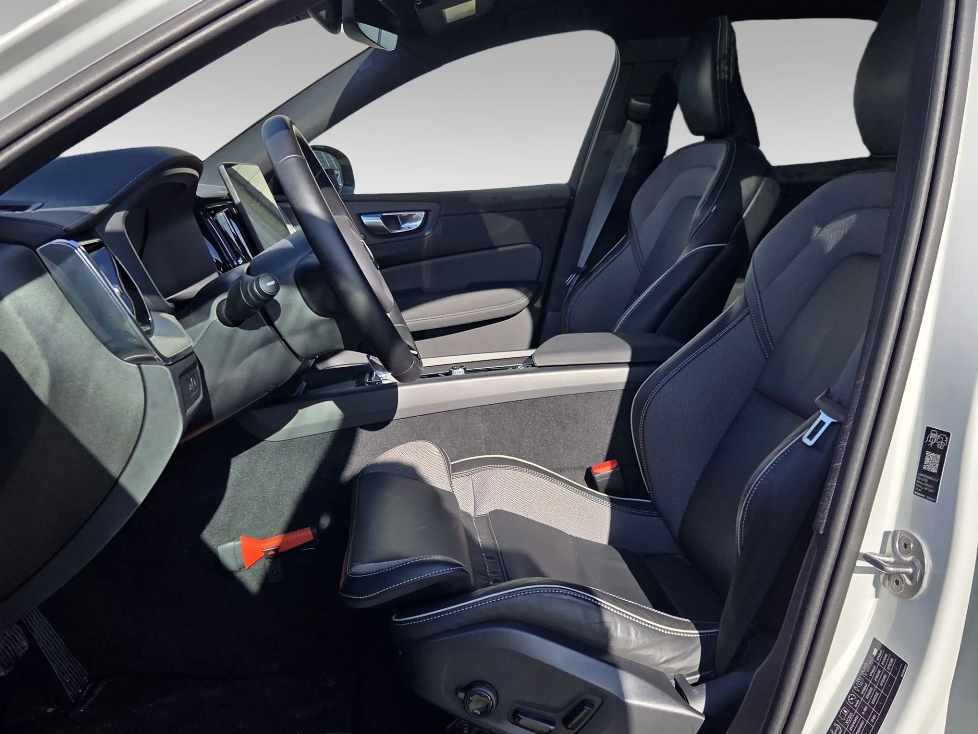 Volvo XC60 2.0 T6 Plug-in hybrid AWD Ultra Black Edition | Lu — photo 5