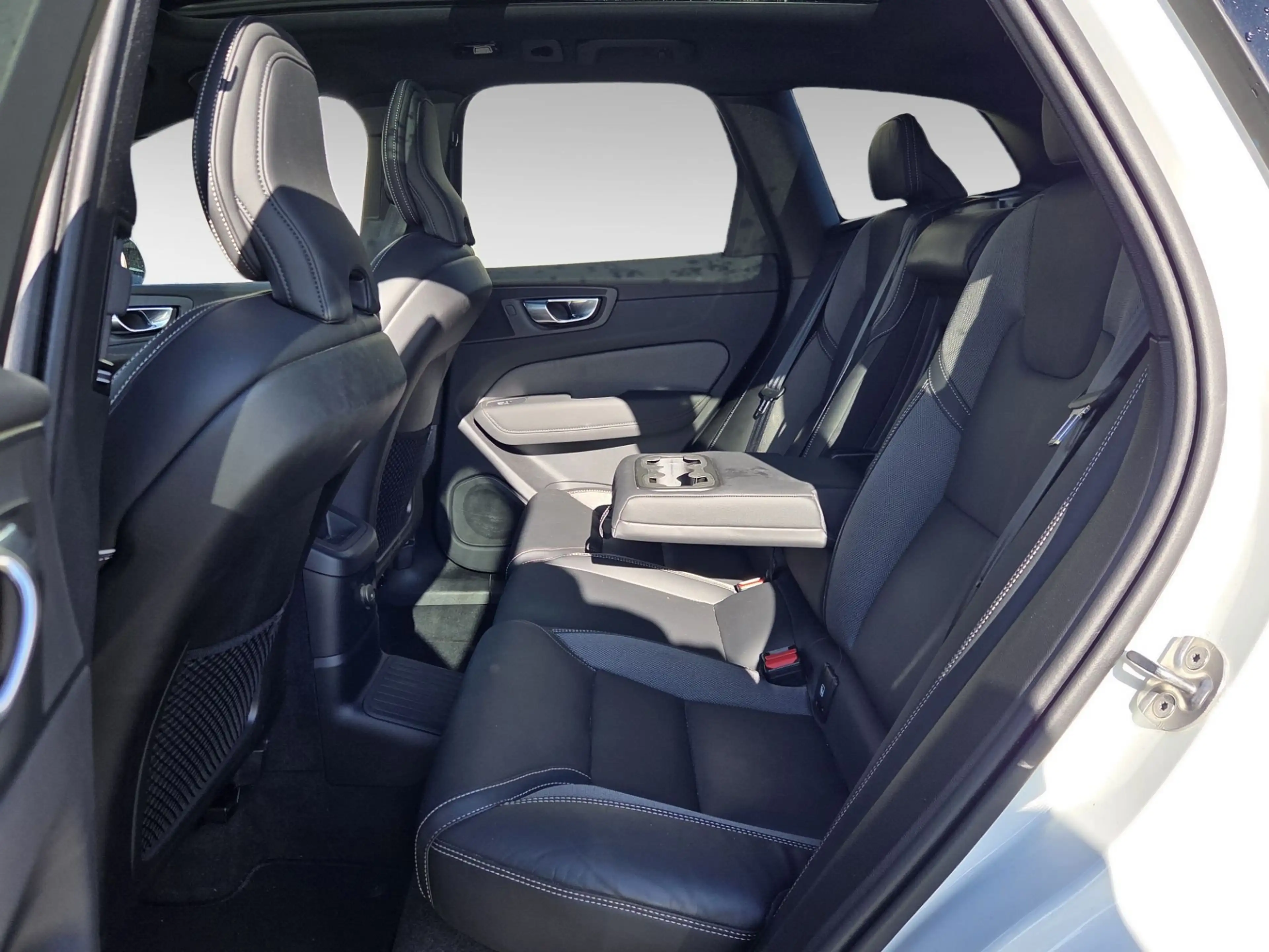 Volvo XC60 2.0 T6 Plug-in hybrid AWD Ultra Black Edition | Lu — photo 7