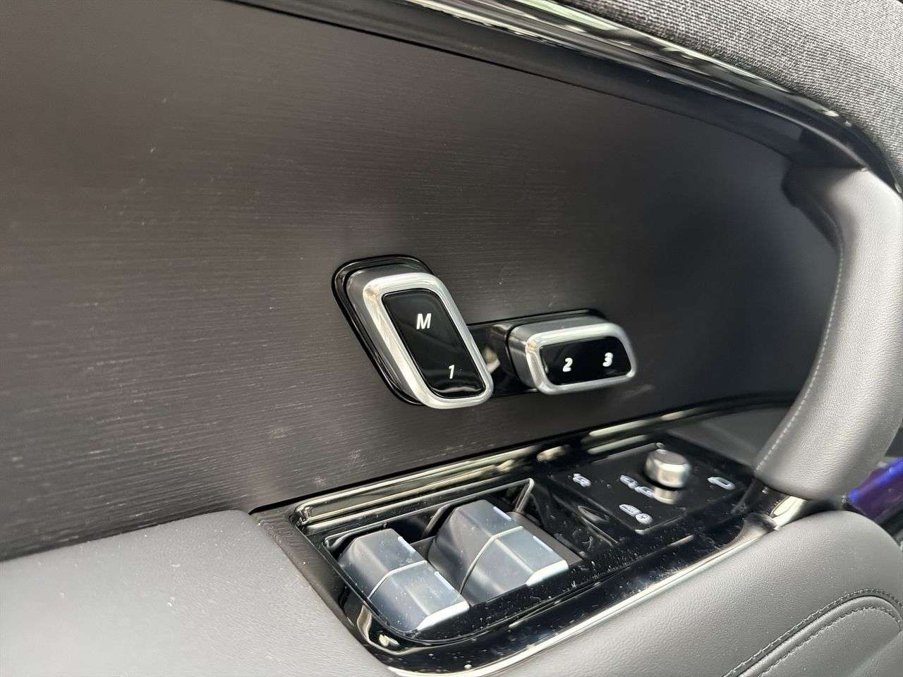 2026 Land Rover Range Rover Sport P400 Dynamic SE thumb 9