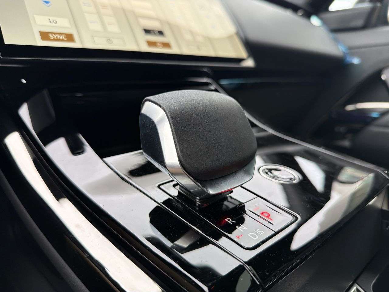 2026 Land Rover Range Rover Sport P400 Dynamic SE thumb 17