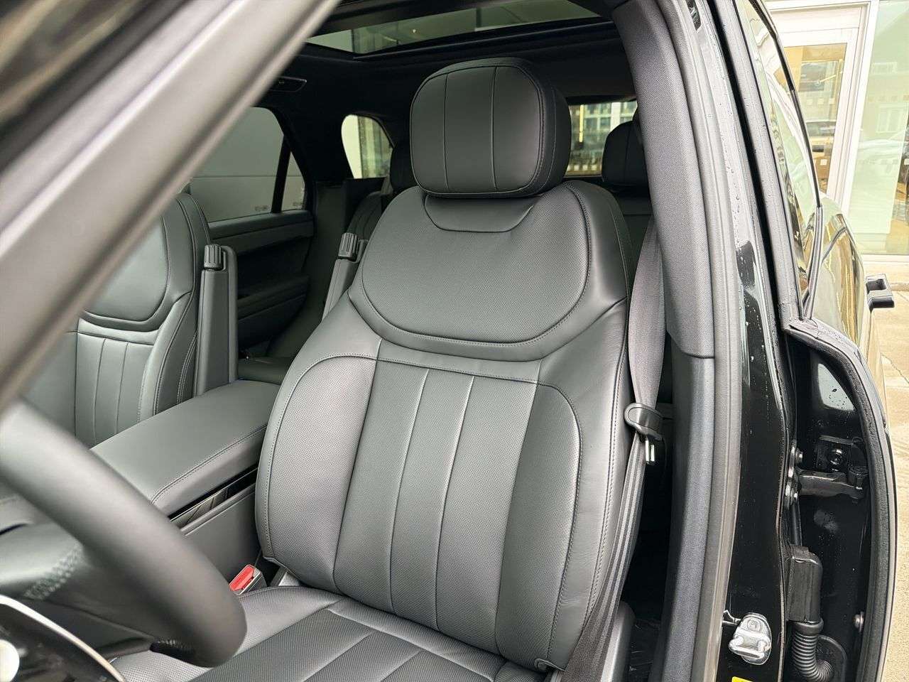 2026 Land Rover Range Rover Sport P400 Dynamic SE thumb 8