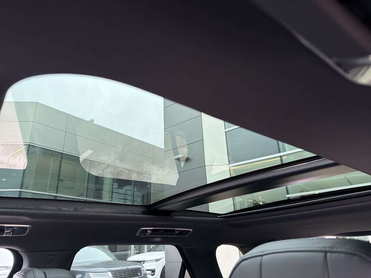 2026 Land Rover Range Rover Sport P400 Dynamic SE thumb 19