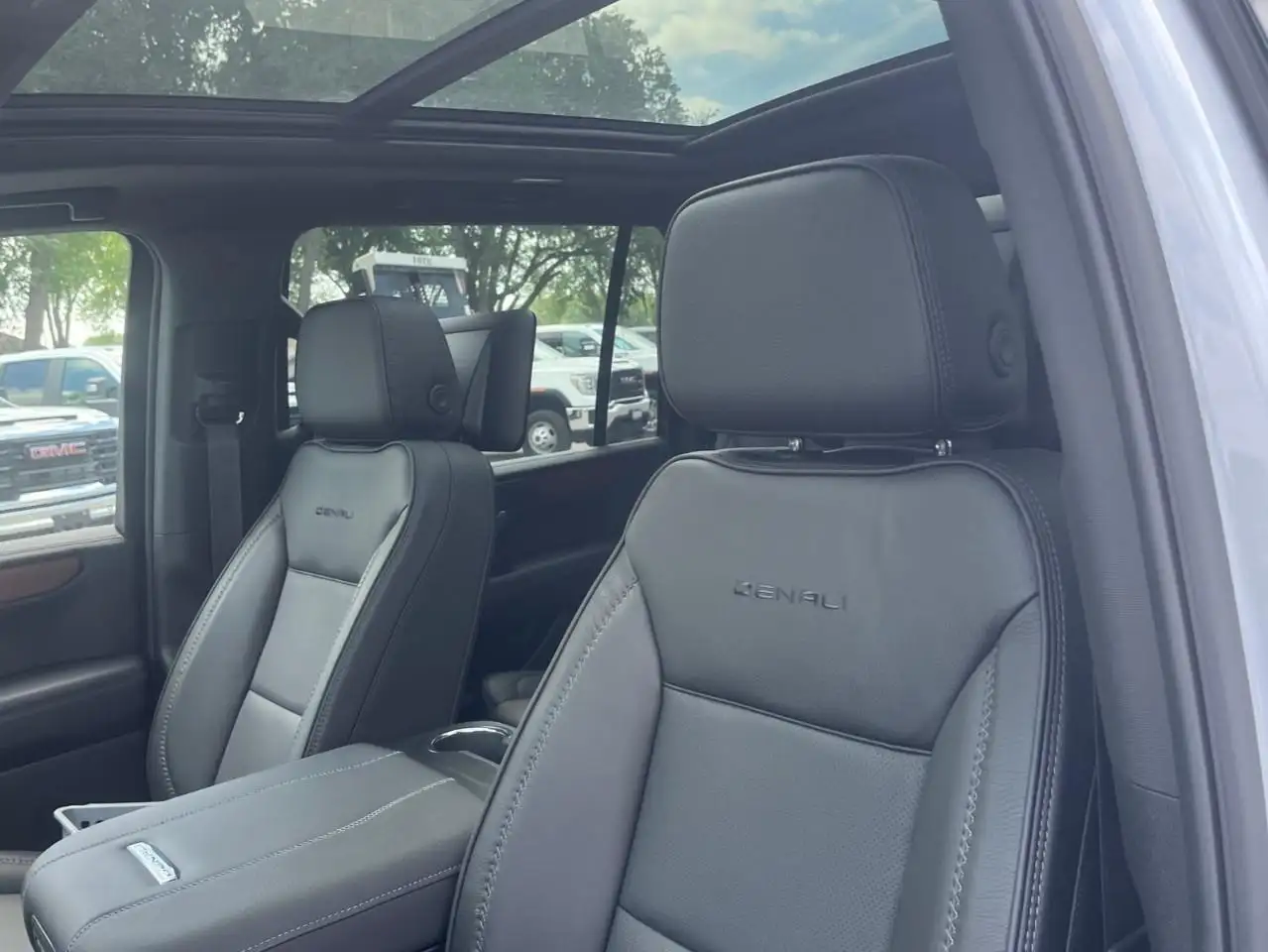 GMC Yukon снимка GMC Yukon