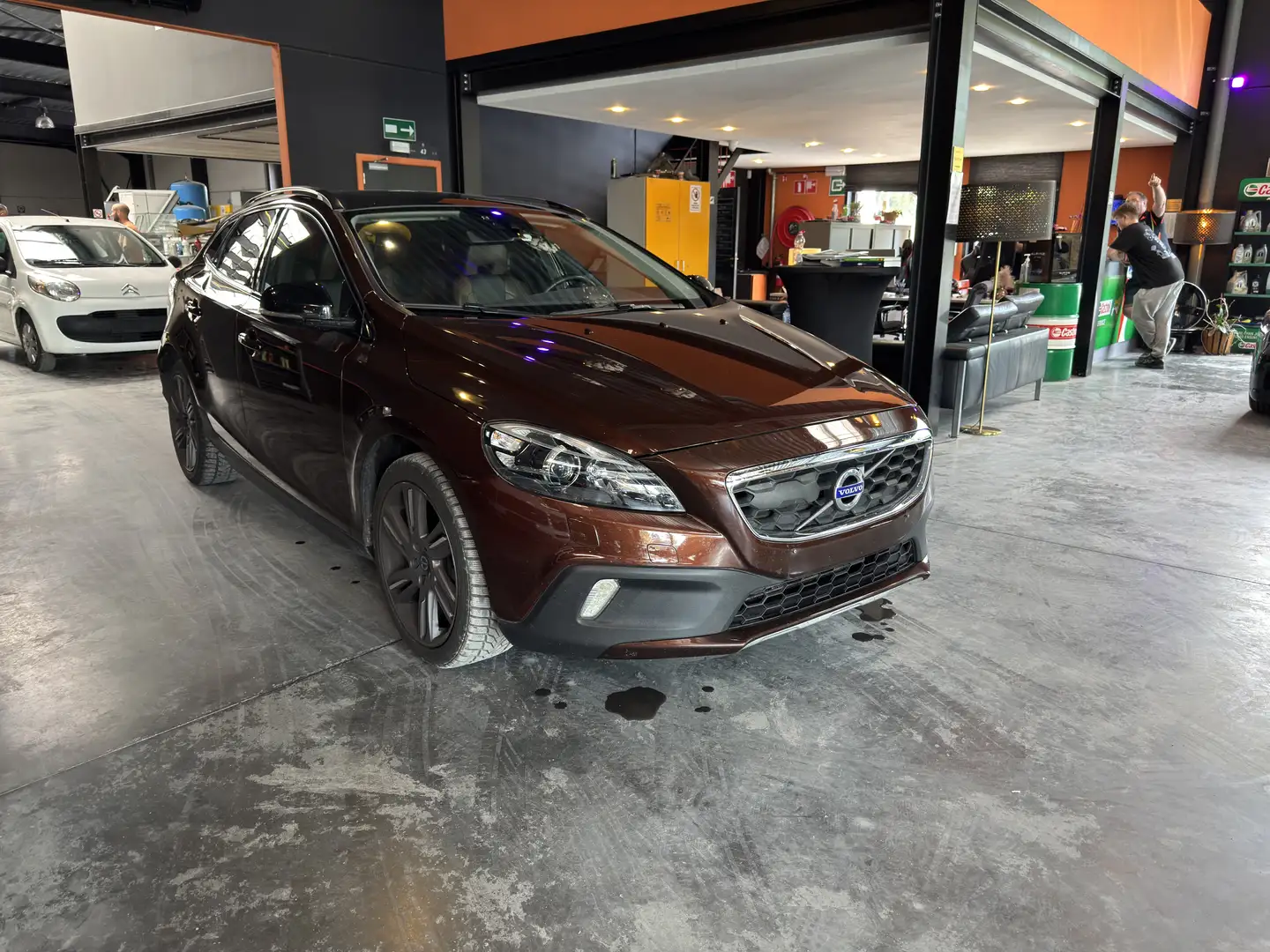 Volvo V40 Cross Country 2.0 D3 Momentum//12 mois de garantie Bruin - 1